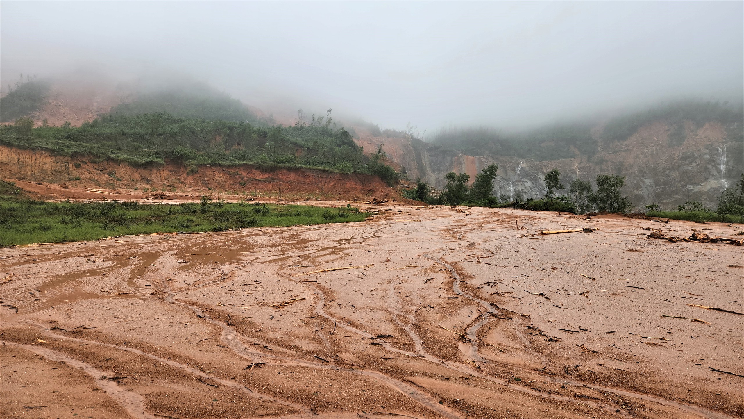 Hiện trường núi Rú Rác sạt lở, đất đá trôi xuống như 'thác' ở Hà Tĩnh- Ảnh 9. Hiện trường núi Rú Rác sạt lở, đất đá trôi xuống như 'thác' ở Hà Tĩnh- Ảnh 9.