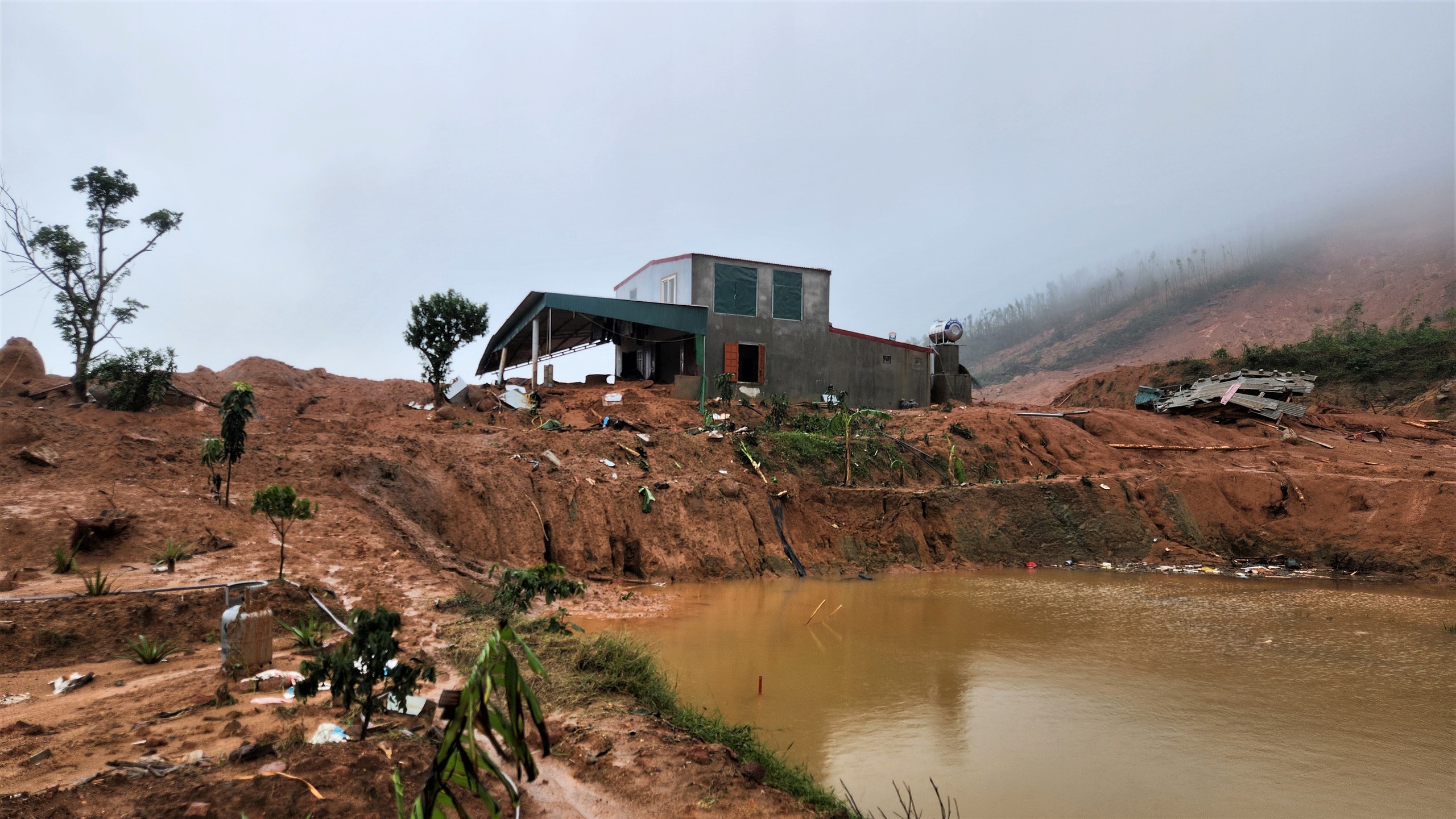 Hiện trường núi Rú Rác sạt lở, đất đá trôi xuống như 'thác' ở Hà Tĩnh- Ảnh 3. Hiện trường núi Rú Rác sạt lở, đất đá trôi xuống như 'thác' ở Hà Tĩnh- Ảnh 3.