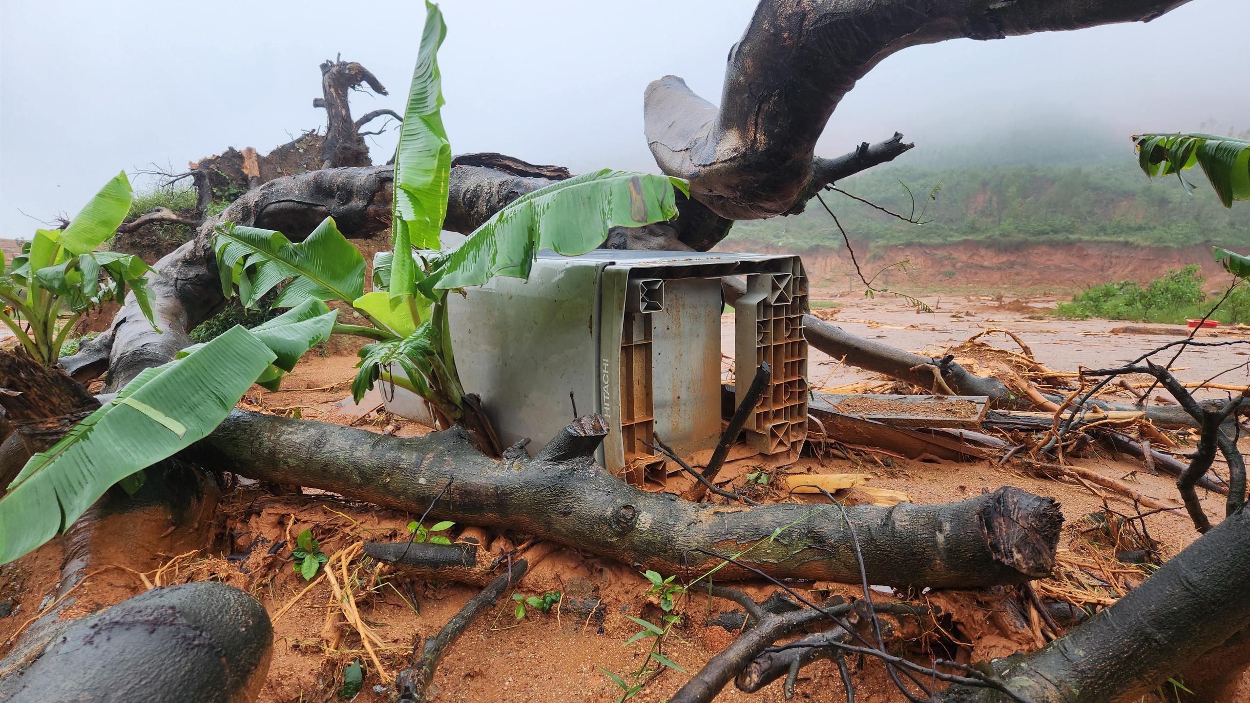 Hiện trường núi Rú Rác sạt lở, đất đá trôi xuống như 'thác' ở Hà Tĩnh- Ảnh 10. Hiện trường núi Rú Rác sạt lở, đất đá trôi xuống như 'thác' ở Hà Tĩnh- Ảnh 10.