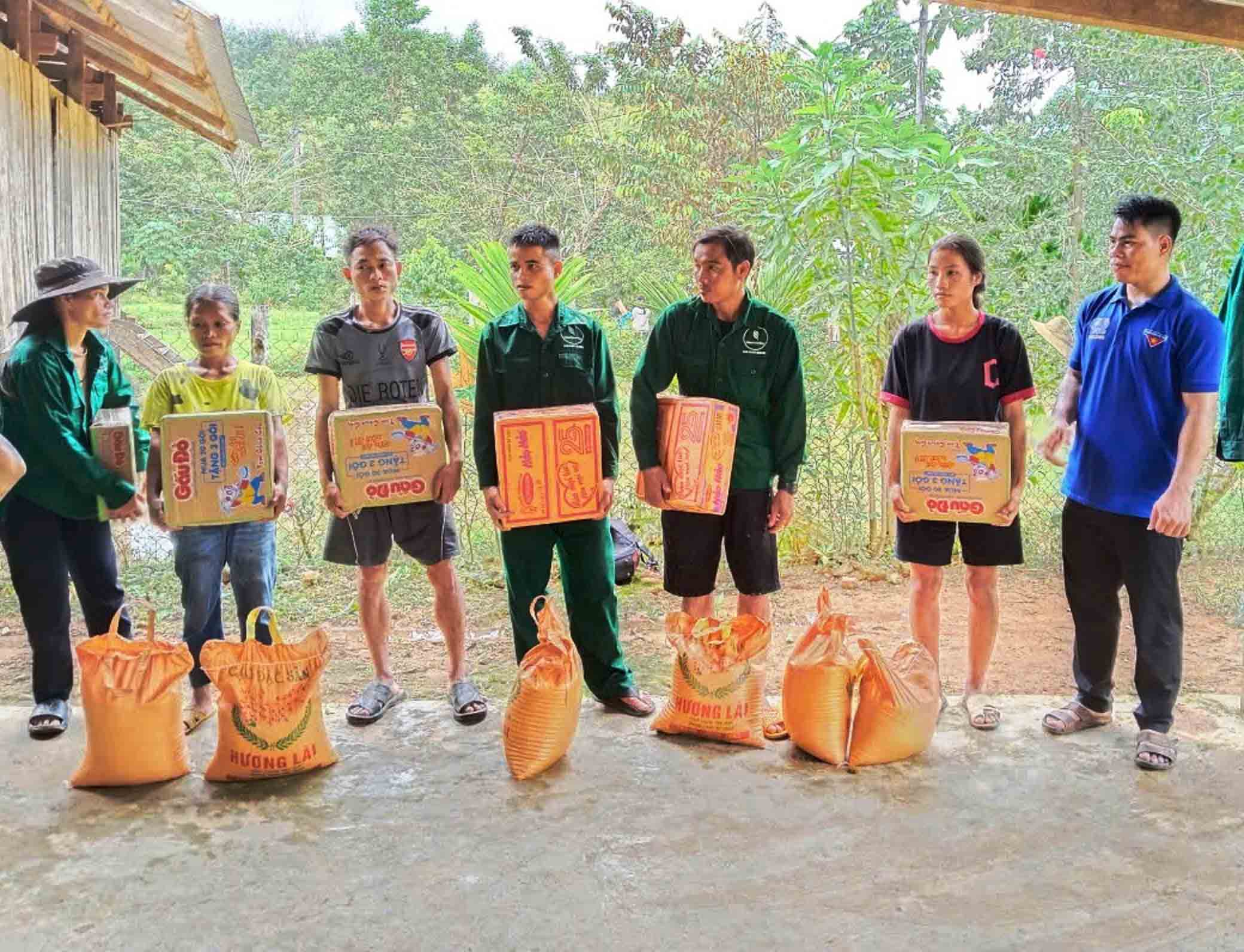 Cõng hàng băng rừng để cứu người dân vùng bị cô lập - Ảnh 6.