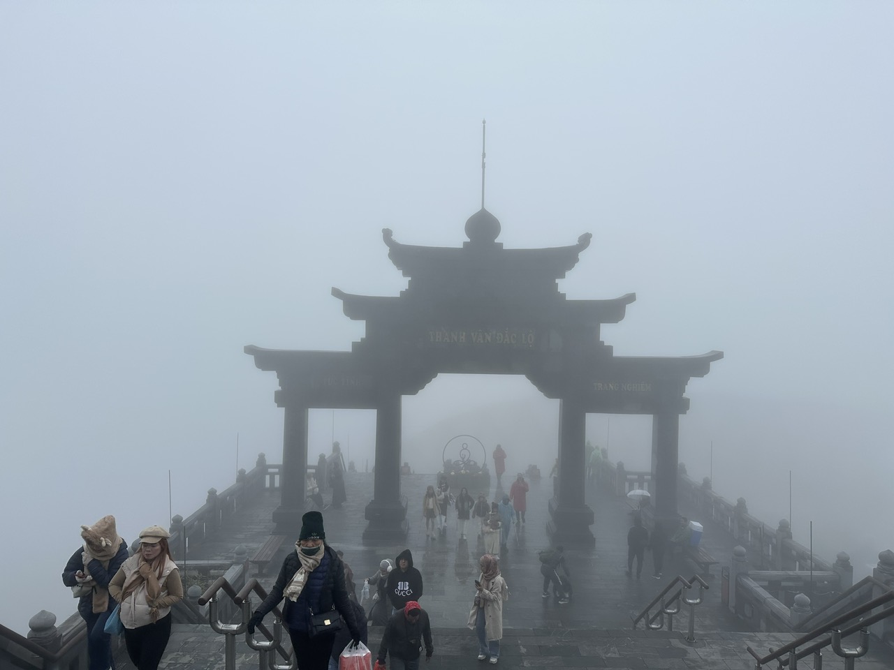 Mây săn người trên đỉnh Fansipan - Ảnh 2.