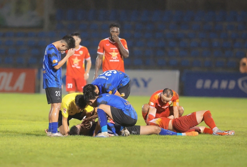 Trung vệ cao nhất lịch sử ĐTVN suýt cắn lưỡi, thoát bi kịch trong gang tấc 2 Trọng tài ngăn trung vệ cao 1,96 m của HAGL cắn lưỡi: Hành động anh hùng