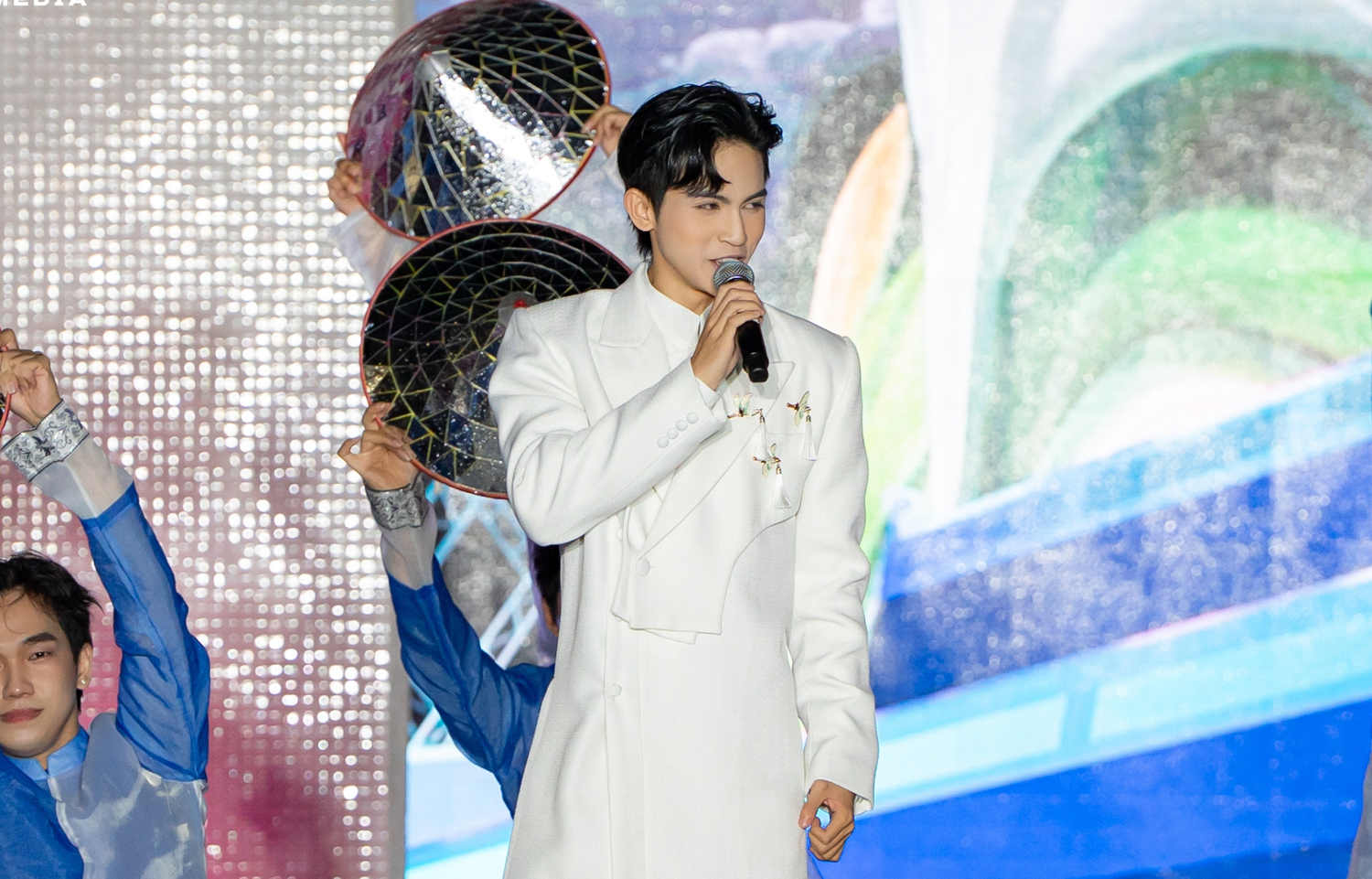 'Hot boy cải lương' Quách Phú Thành 'lột xác' ở tuổi 20 - Ảnh 2.