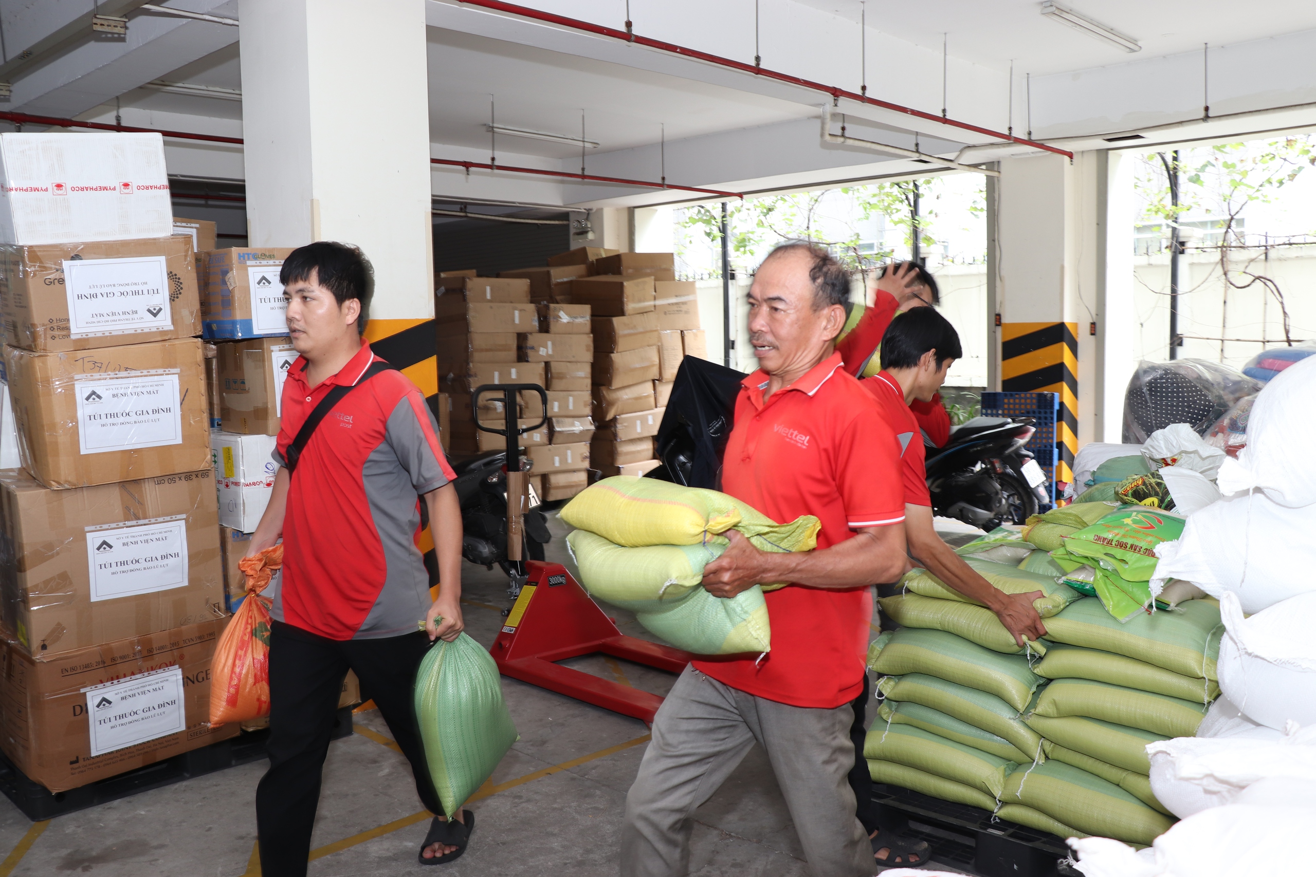 TP.HCM tiếp nhận hơn 204 tỉ đồng hỗ trợ đồng bào khắc phục thiệt hại do bão - Ảnh 2.