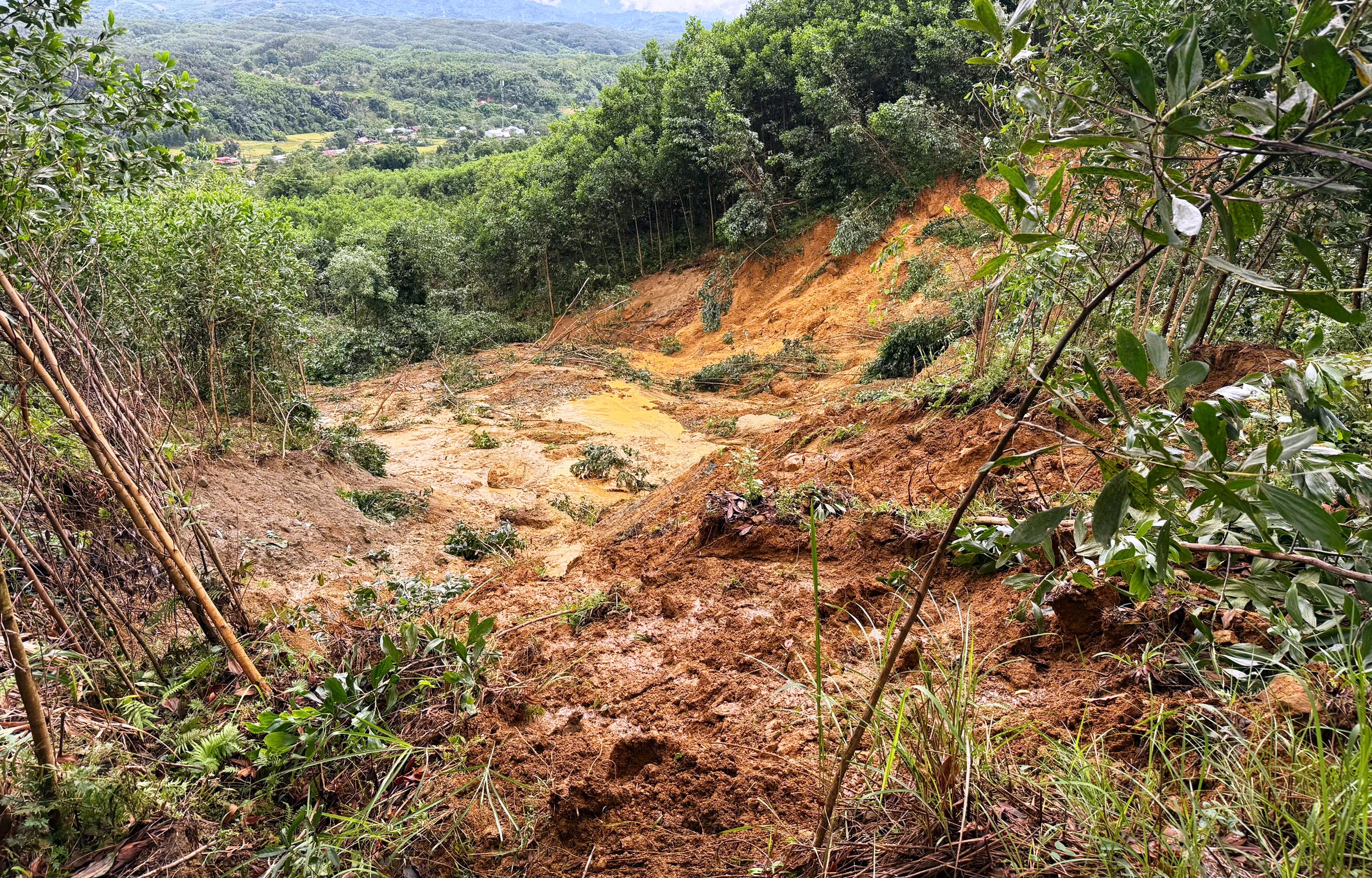 Đà Nẵng: Xuất hiện vết nứt lớn trên đỉnh núi, vùng cao ra thông báo khẩn - Ảnh 2.