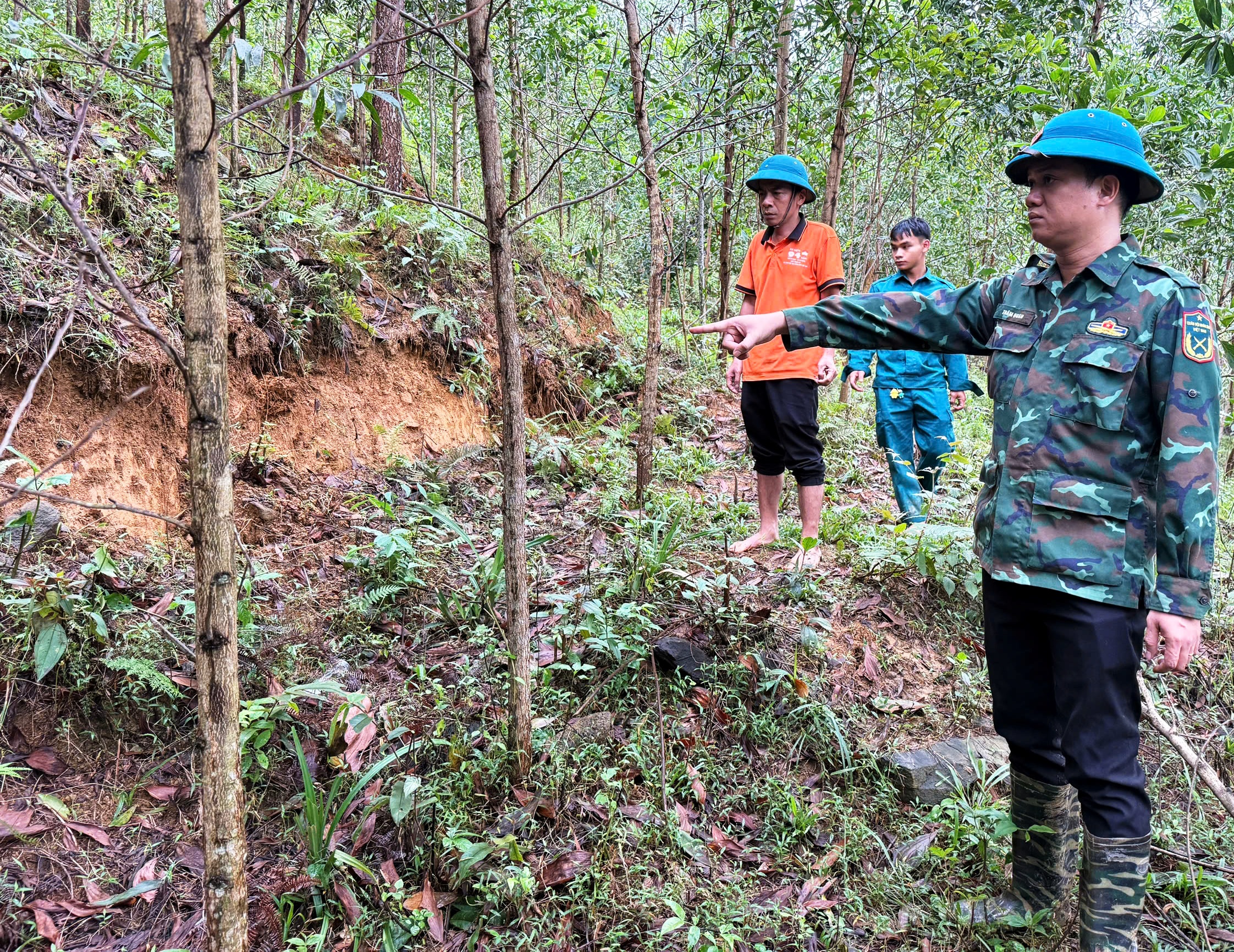 Đà Nẵng: Xuất hiện vết nứt lớn trên đỉnh núi, vùng cao ra thông báo khẩn - Ảnh 1.
