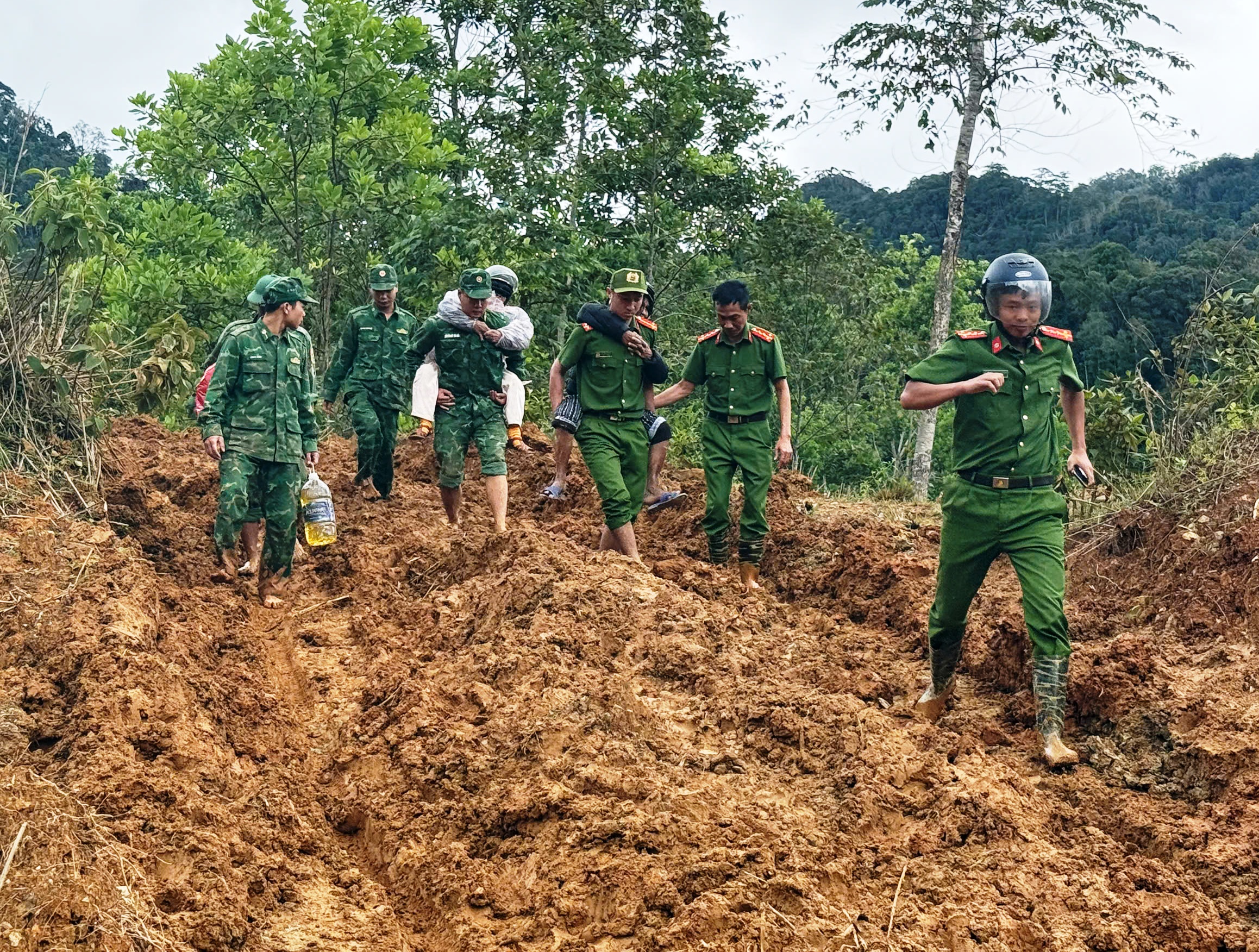 Đà Nẵng: Công an, biên phòng vượt đèo sạt lở đưa 4 người dân đi cấp cứu - Ảnh 1.