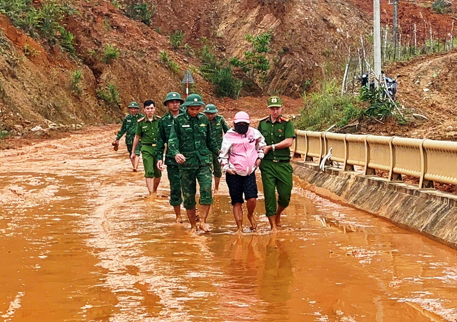 Đà Nẵng: Công an, biên phòng vượt đèo sạt lở đưa 4 người dân đi cấp cứu - Ảnh 2.