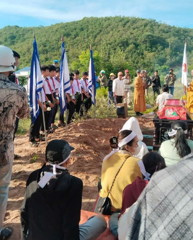 Nước mắt tiễn đưa c&ocirc; học tr&ograve; 13 tuổi ra đi sau vụ vỡ hồ chứa nước - Ảnh 1.