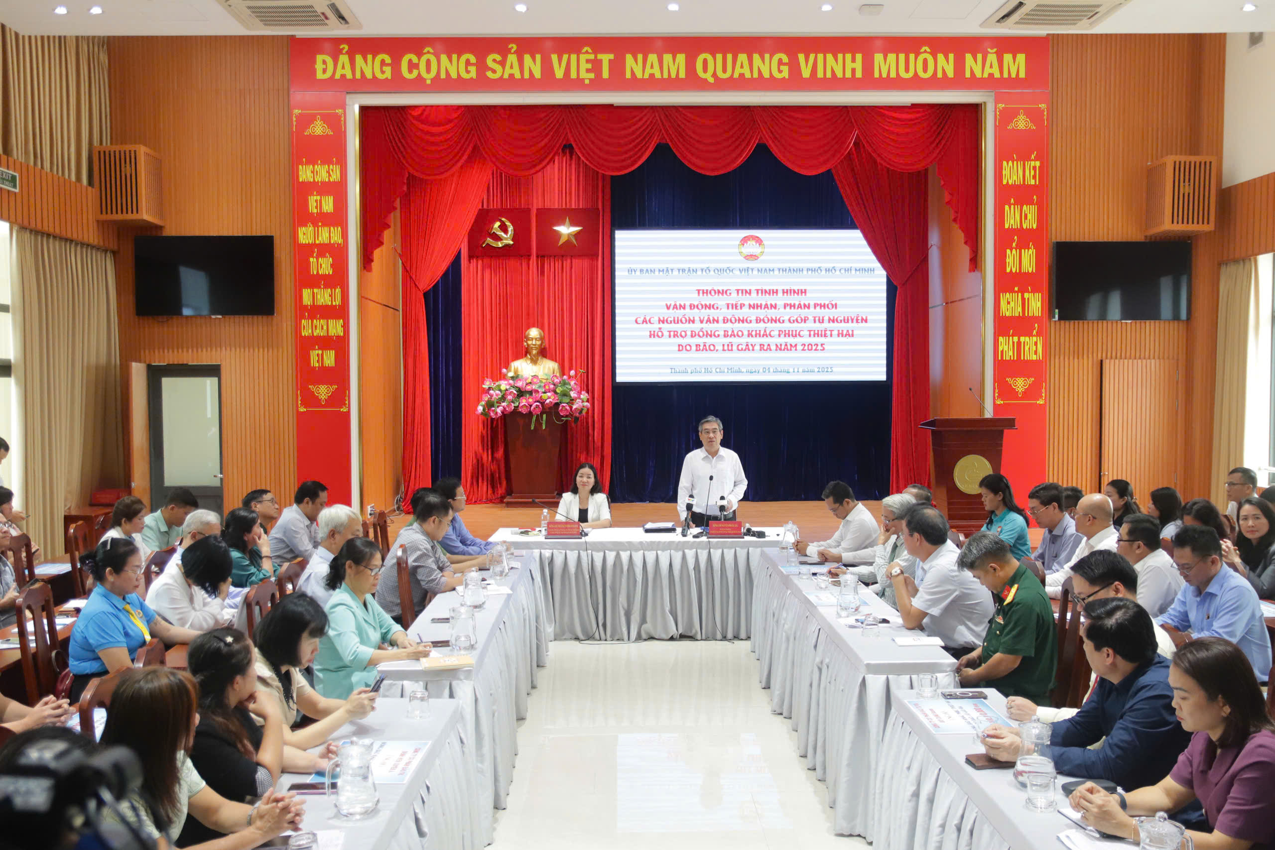 TP.HCM tiếp nhận hơn 204 tỉ đồng hỗ trợ đồng bào khắc phục thiệt hại do bão - Ảnh 3.