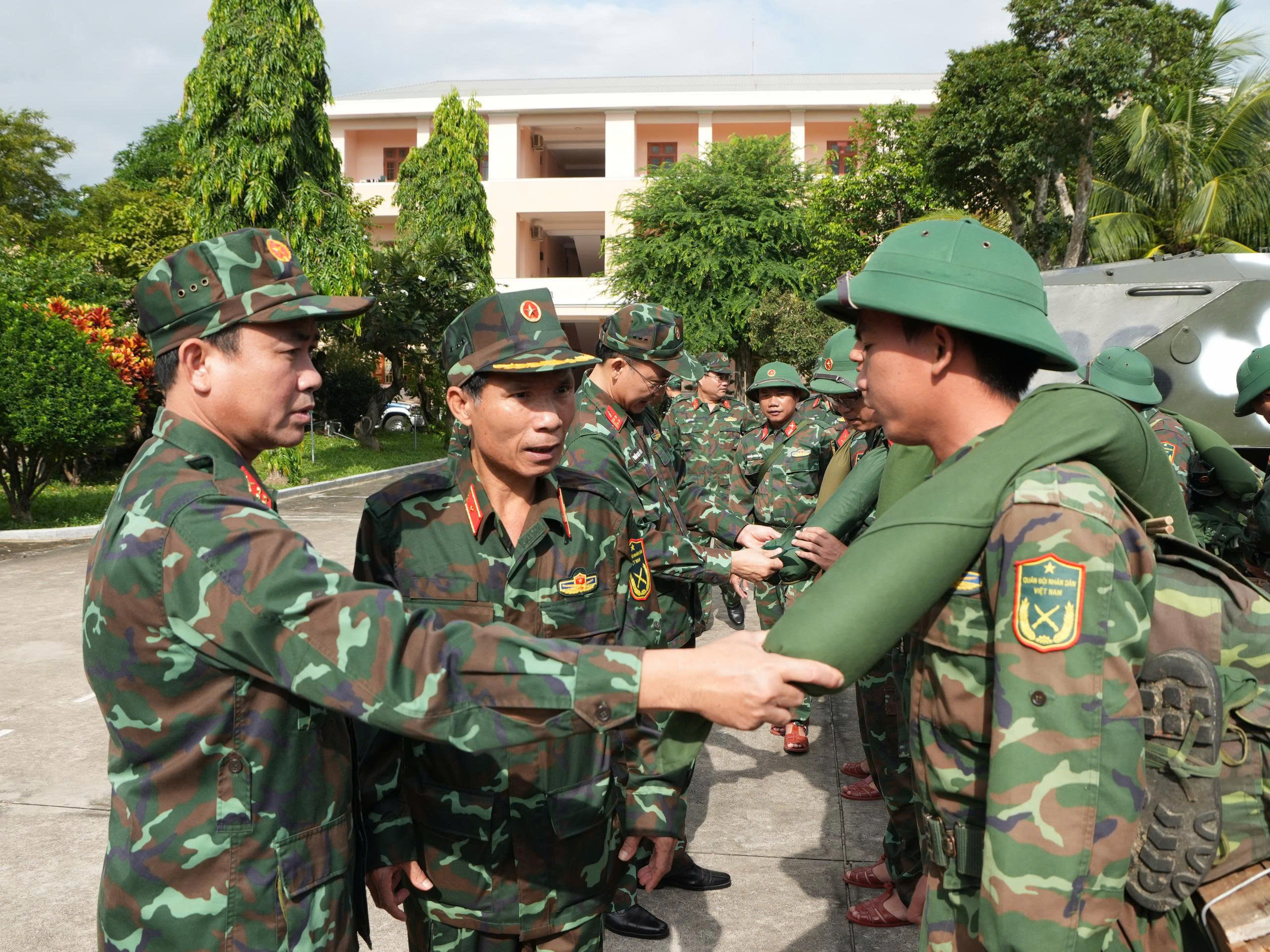 Hối hả vận động người dân rời vùng nguy hiểm trước khi bão Kalmaegi đổ bộ- Ảnh 4. Hối hả vận động người dân rời vùng nguy hiểm trước khi bão Kalmaegi đổ bộ- Ảnh 4.