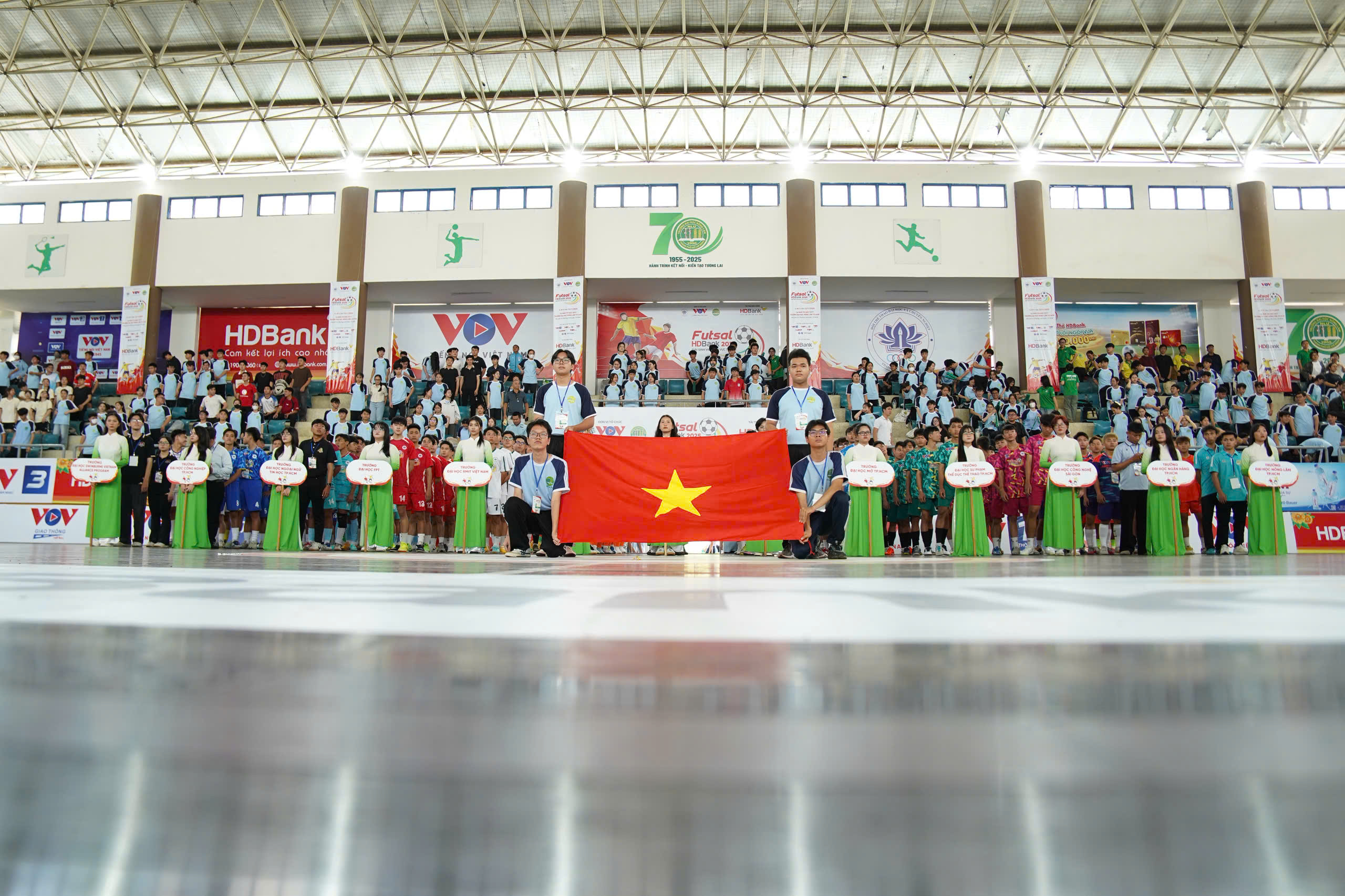 Trường ĐH Nông Lâm TP.HCM thắng kịch tính trong ngày khai màn giải futsal sinh viên- Ảnh 1.