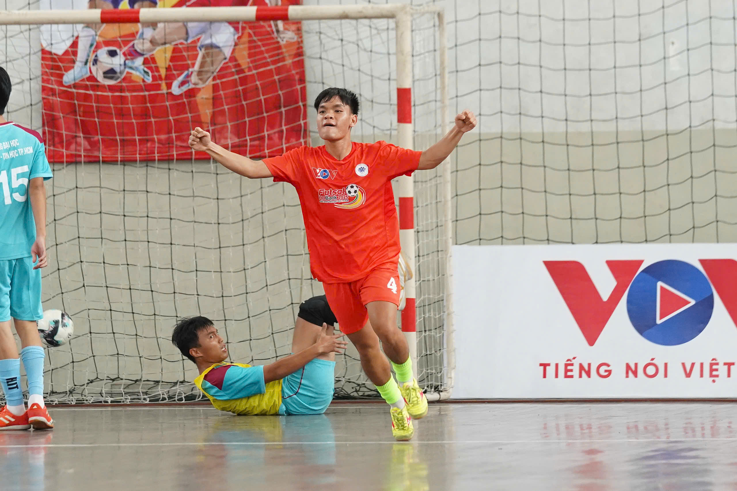 Trường ĐH Nông Lâm TP.HCM thắng kịch tính trong ngày khai màn giải futsal sinh viên- Ảnh 2.