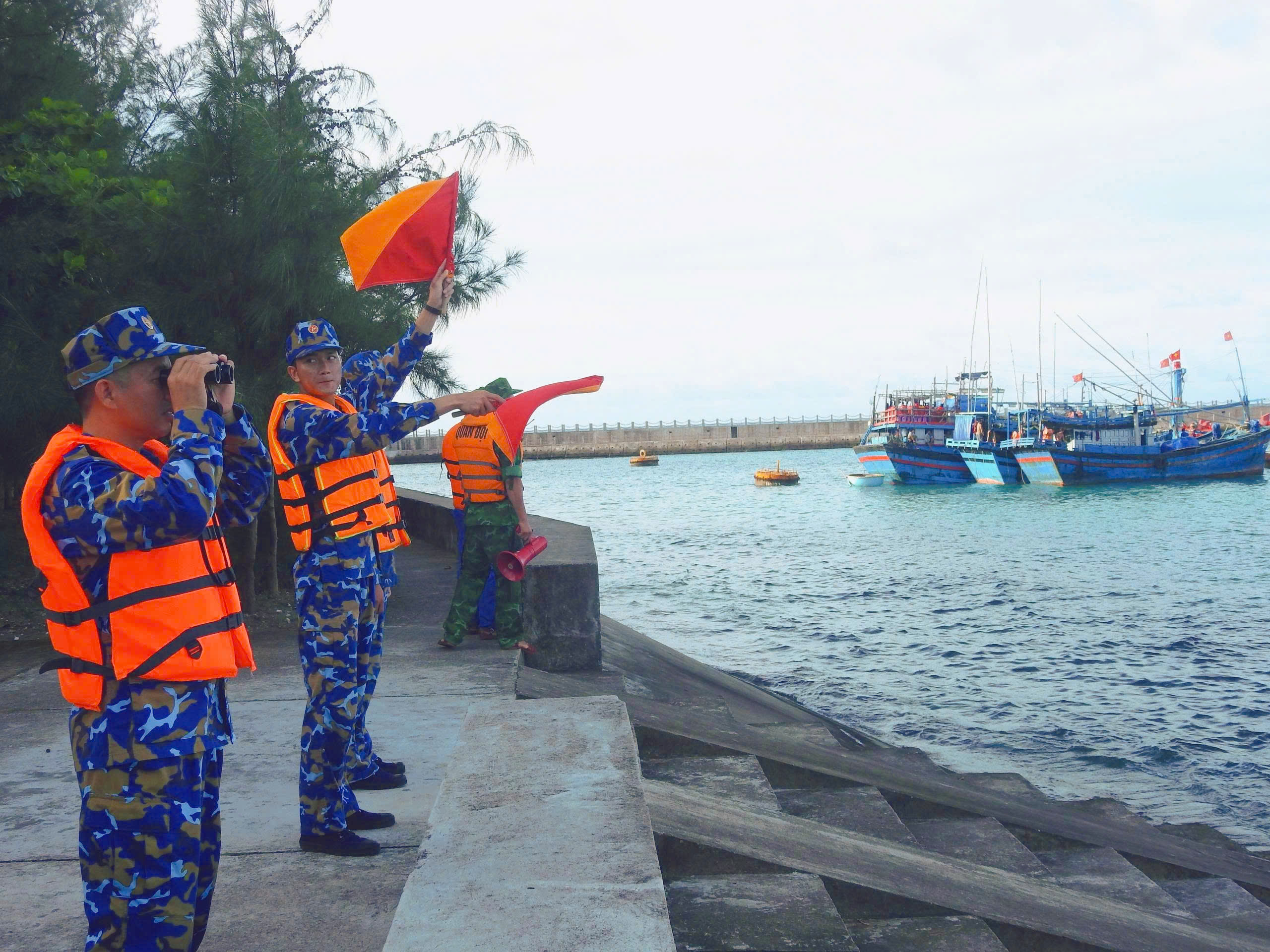Hơn 3.000 ngư dân vào các đảo đặc khu Trường Sa tránh bão Kalmaegi - Ảnh 1. Hơn 3.000 ngư dân vào các đảo đặc khu Trường Sa tránh bão Kalmaegi - Ảnh 1.