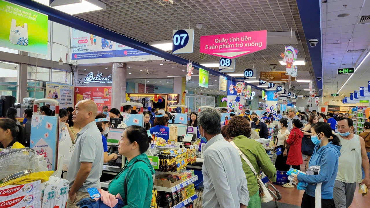 Người dân Gia Lai ùn ùn mua sắm Trước bão số 13 Kalmaegi sắp đổ bộ - Ảnh 1.