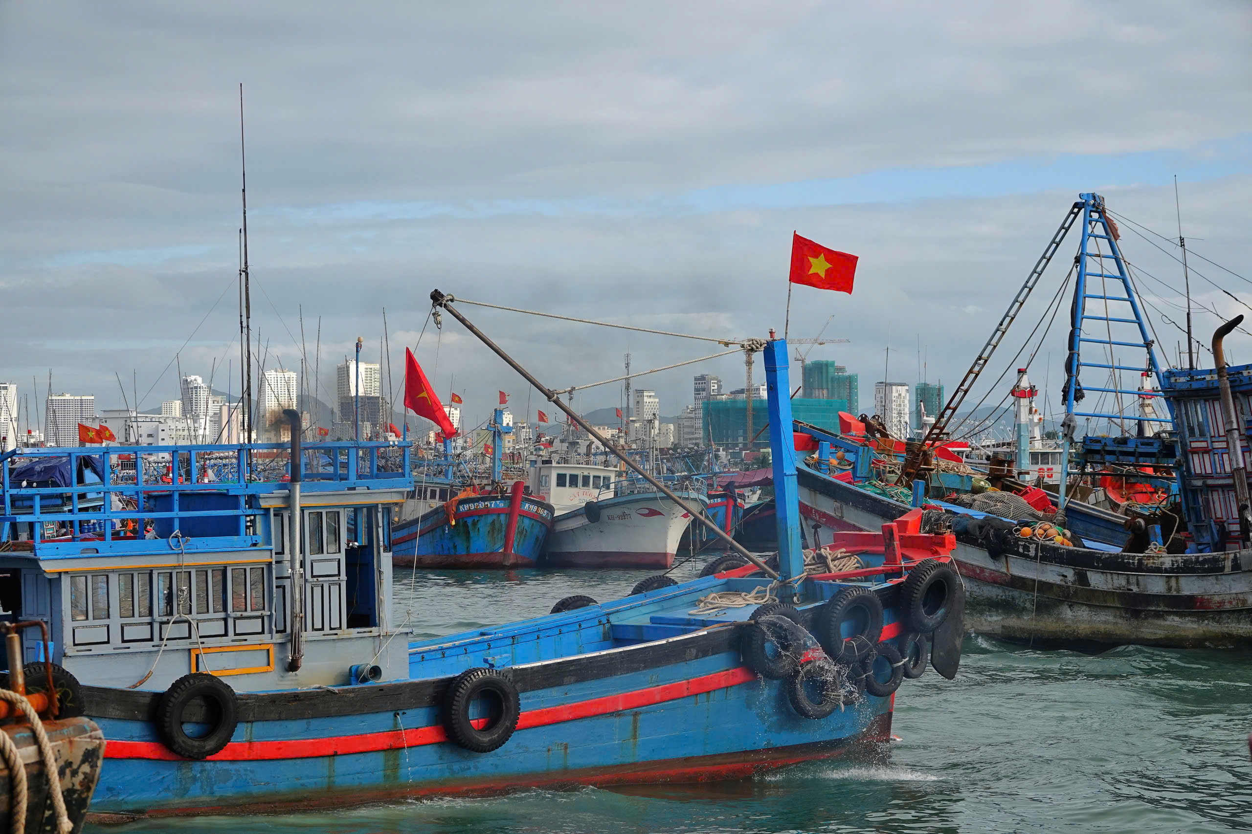 Khánh Hòa, Lâm Đồng khẩn cấp ứng phó bão Kalmaegi - Ảnh 2.