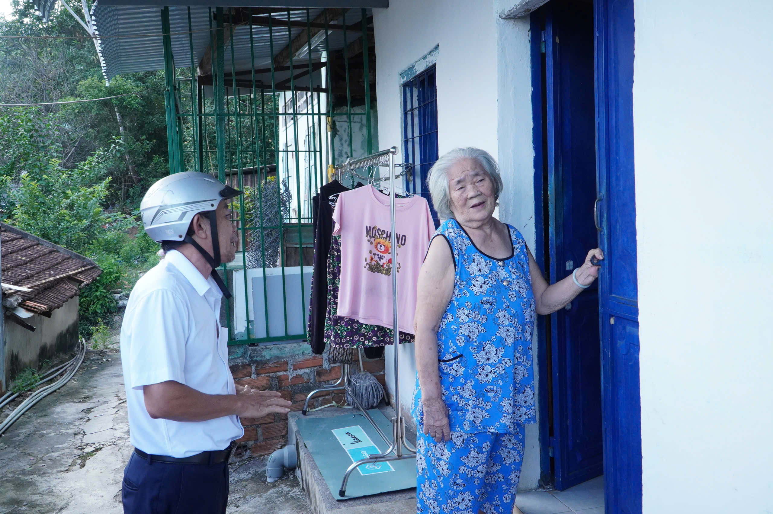 Hối hả vận động người dân rời vùng nguy hiểm trước khi bão Kalmaegi đổ bộ- Ảnh 3. Hối hả vận động người dân rời vùng nguy hiểm trước khi bão Kalmaegi đổ bộ- Ảnh 3.