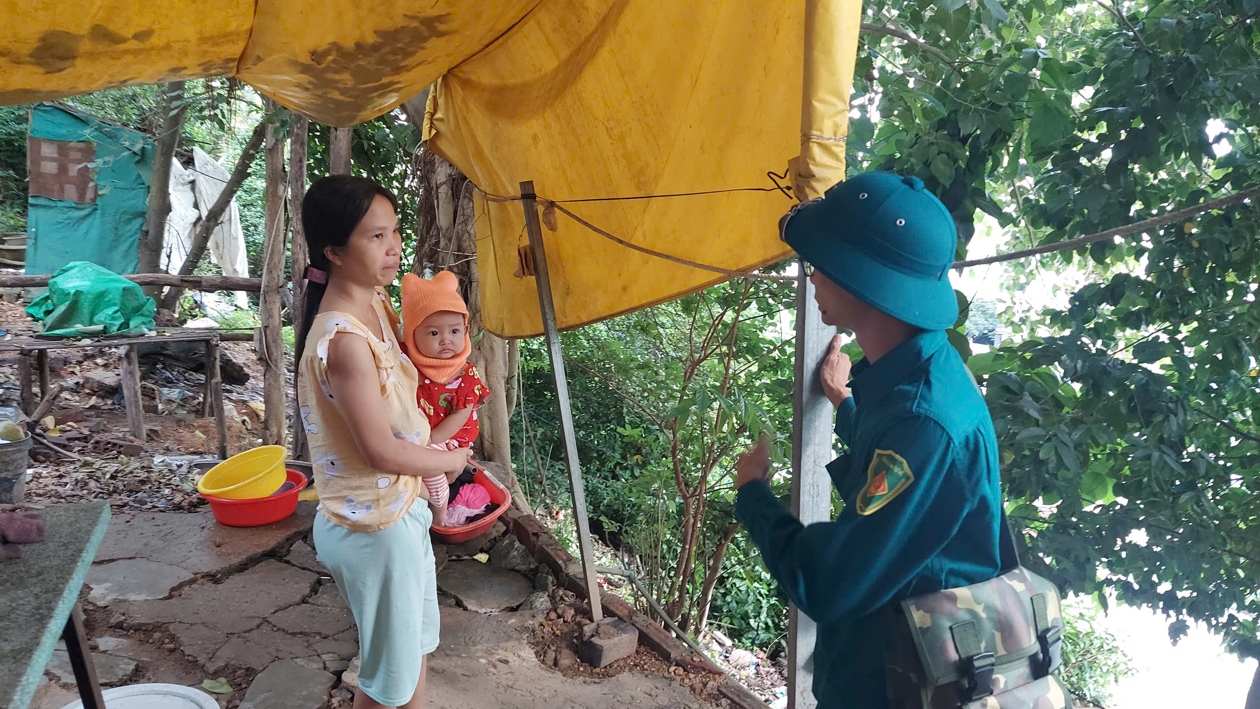 Hối hả vận động người dân rời vùng nguy hiểm trước khi bão Kalmaegi đổ bộ- Ảnh 1. Hối hả vận động người dân rời vùng nguy hiểm trước khi bão Kalmaegi đổ bộ- Ảnh 1.