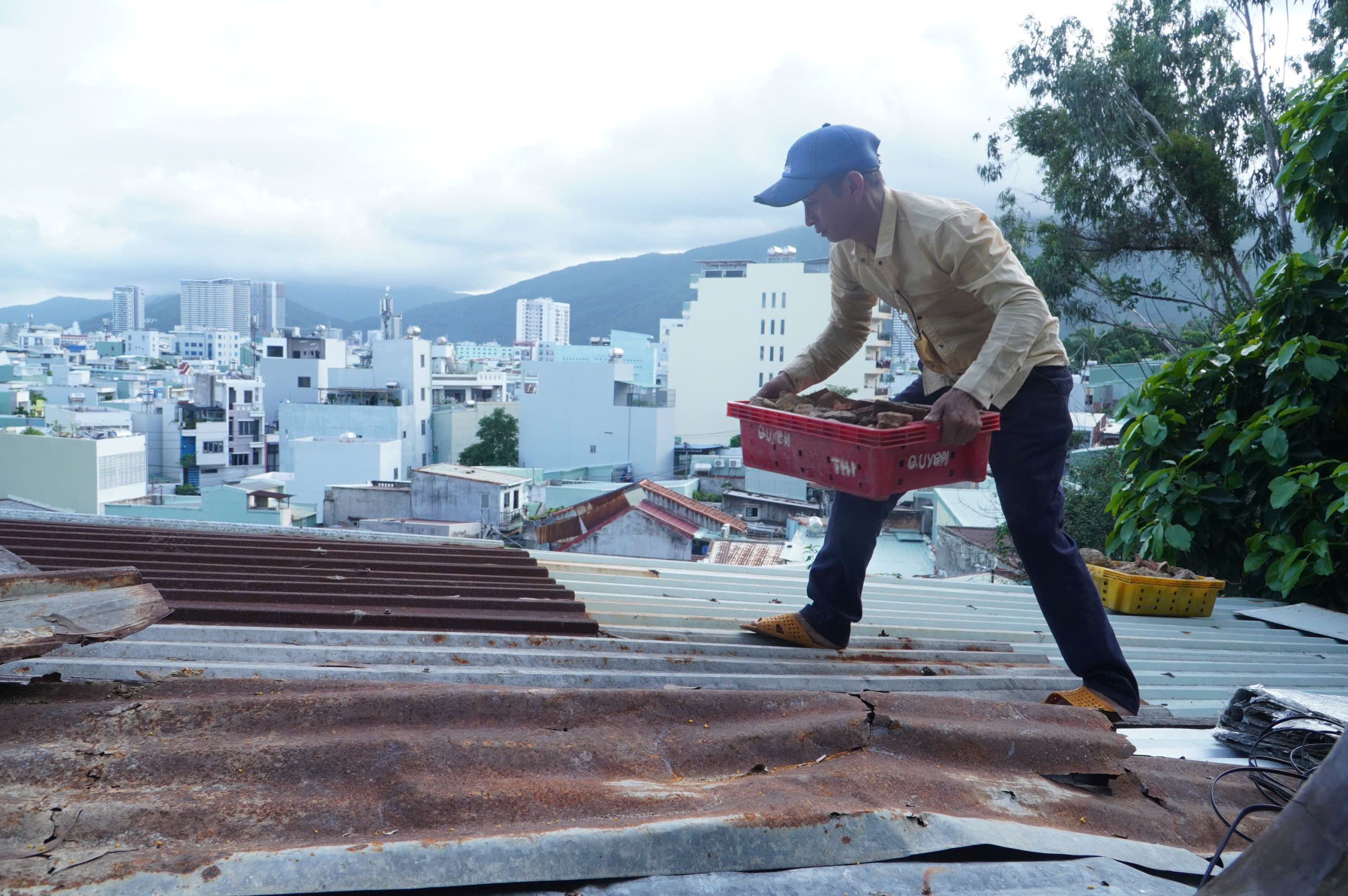 Hối hả vận động người dân rời vùng nguy hiểm trước khi bão Kalmaegi đổ bộ- Ảnh 2. Hối hả vận động người dân rời vùng nguy hiểm trước khi bão Kalmaegi đổ bộ- Ảnh 2.