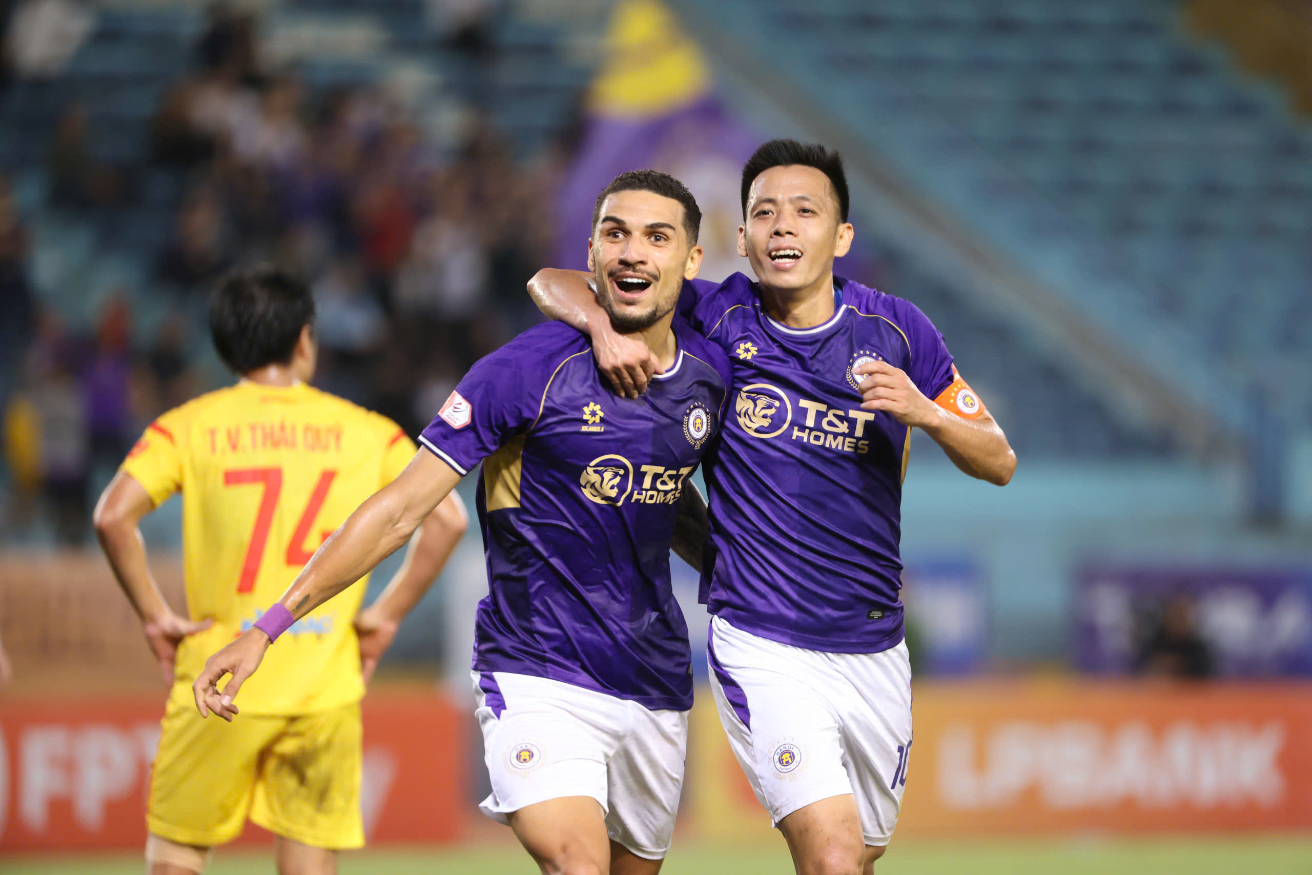 Đỗ Hoàng Hên lập siêu phẩm, Hà Nội thắng ấn tượng PVF-CAND: Chưa từ bỏ đua vô địch- Ảnh 2. Đỗ Hoàng Hên lập siêu phẩm, Hà Nội thắng ấn tượng PVF-CAND: Chưa từ bỏ đua vô địch- Ảnh 2.