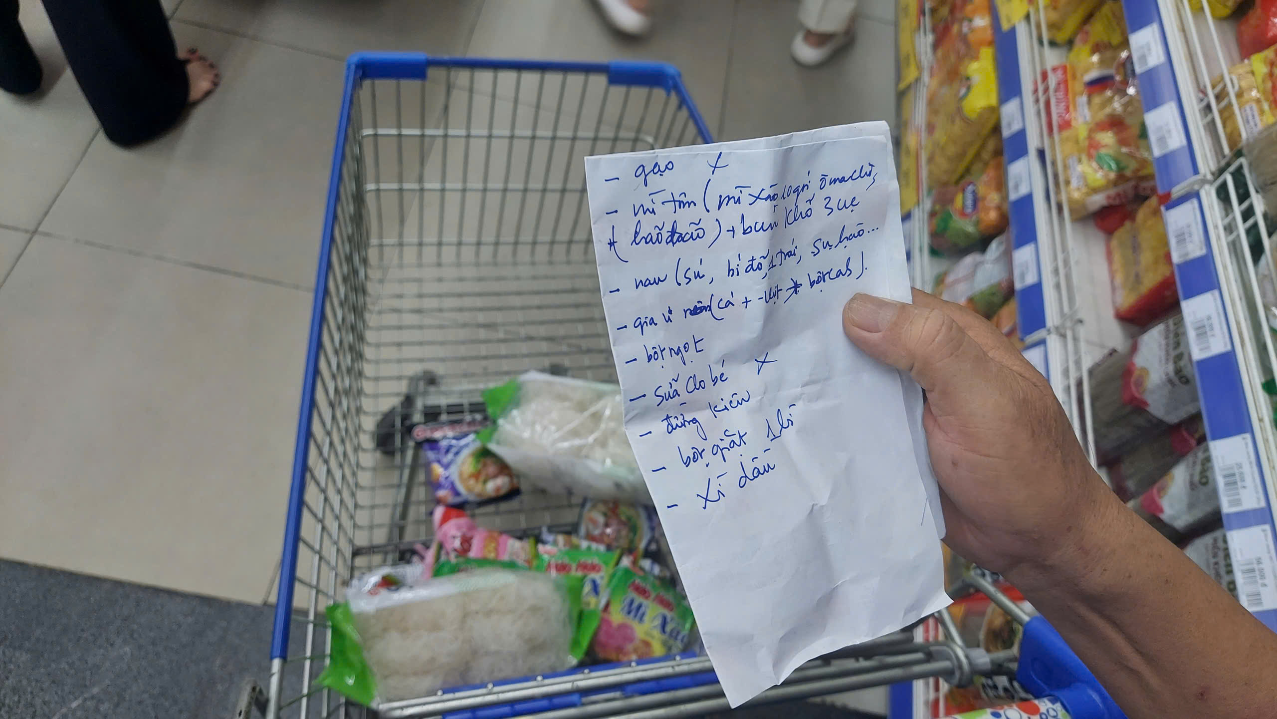 Người dân Gia Lai ùn ùn mua sắm Trước bão số 13 Kalmaegi sắp đổ bộ - Ảnh 2.