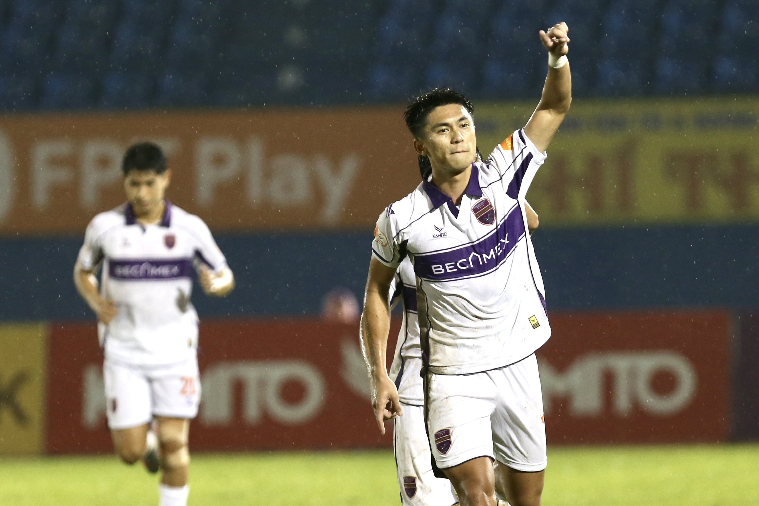 Becamex TP.HCM versloeg Hai Phong op dramatische wijze: Voormalig aanvoerder van U.23 Vietnam 'pakte het goud' in de 89e minuut! - Foto 1. Becamex TP.HCM thắng kịch tính Hải Phòng: Cựu đội trưởng U.23 Việt Nam ‘lấy vàng’ đúng phút 89! - Ảnh 1.