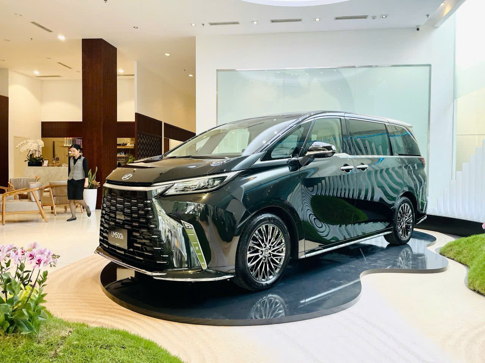 'Biệt thự di động' Lexus LM 500h giá 7,53 tỉ có gì hấp dẫn đại gia Việt? - Ảnh 13.