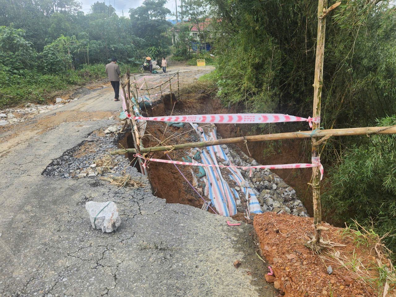 Quảng Trị: Sạt lở nguy hiểm đến nhà dân tại xã Khe Sanh - Ảnh 3.