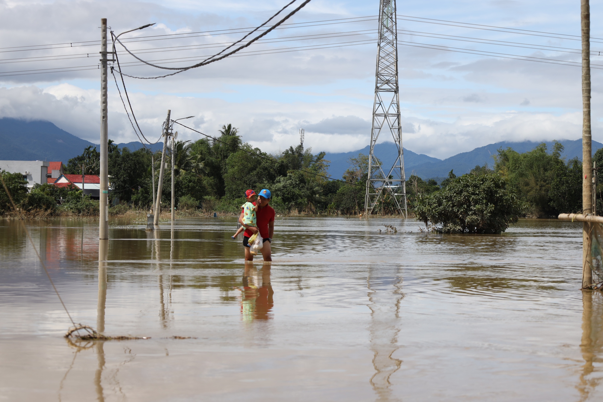Ngóng tin bão số 13 Kalmaegi người dân Đà Nẵng nơm nớp lo lắng tình hình lũ - Ảnh 2.