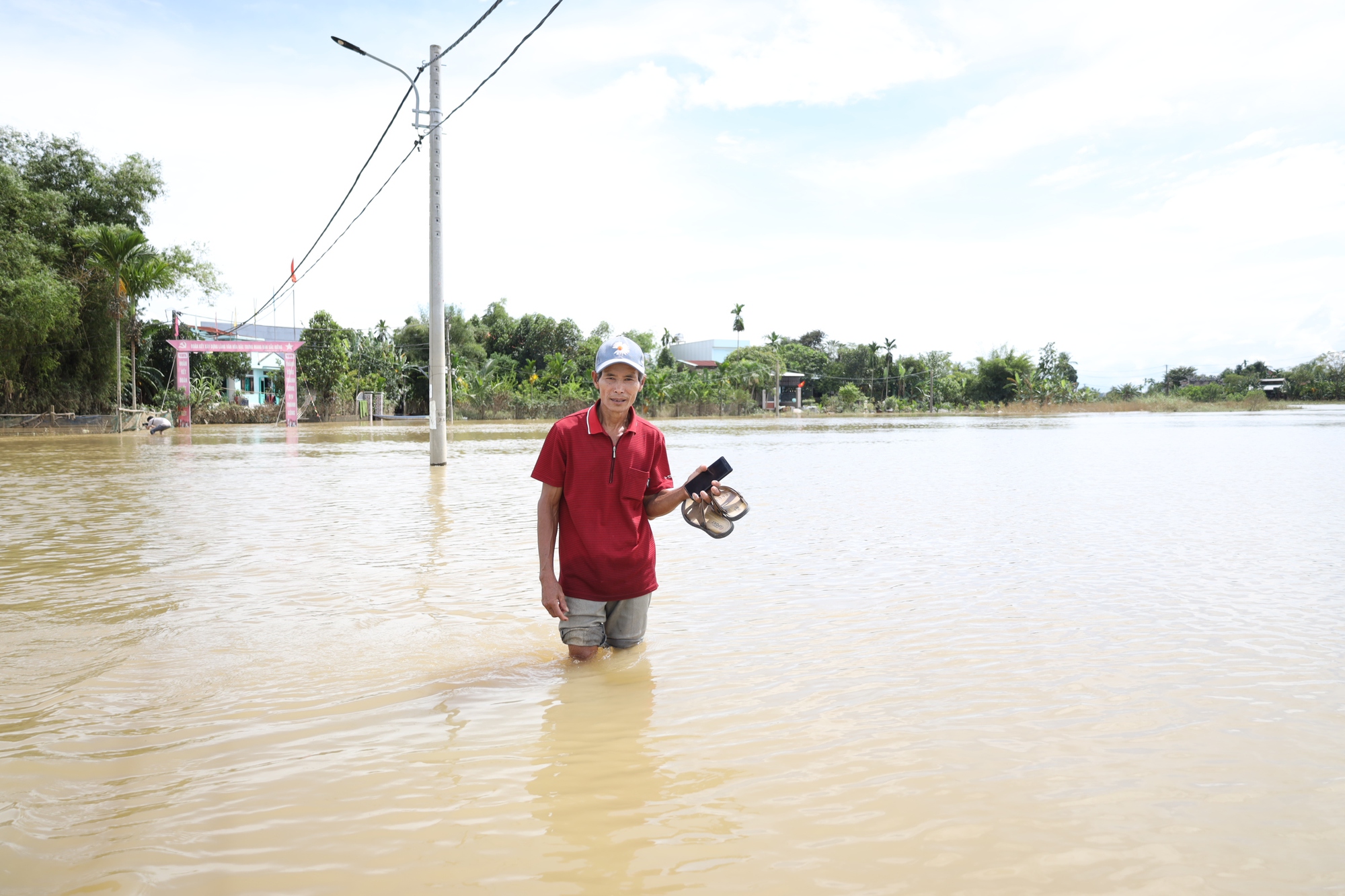 Ngóng tin bão số 13 Kalmaegi người dân Đà Nẵng nơm nớp lo lắng tình hình lũ - Ảnh 3.