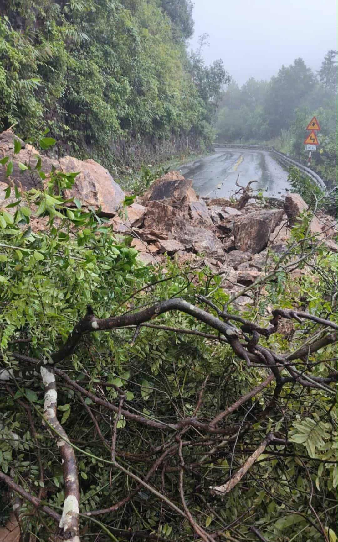 TP.Huế: Thông điểm sạt lở trên đường Hồ Chí Minh nối Quảng Trị- Ảnh 1.