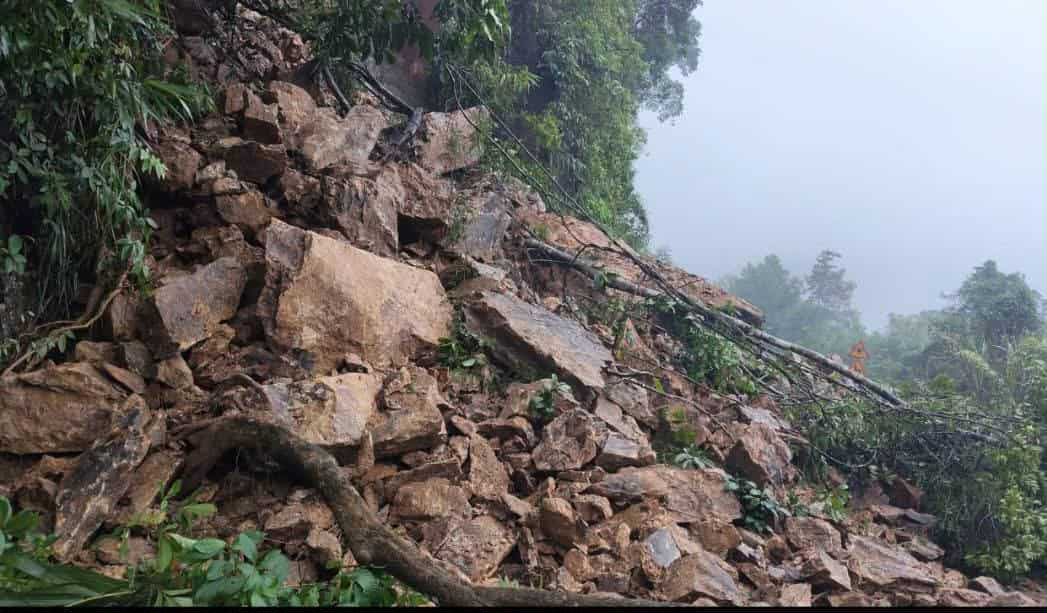 TP.Huế: Thông điểm sạt lở trên đường Hồ Chí Minh nối Quảng Trị- Ảnh 2.