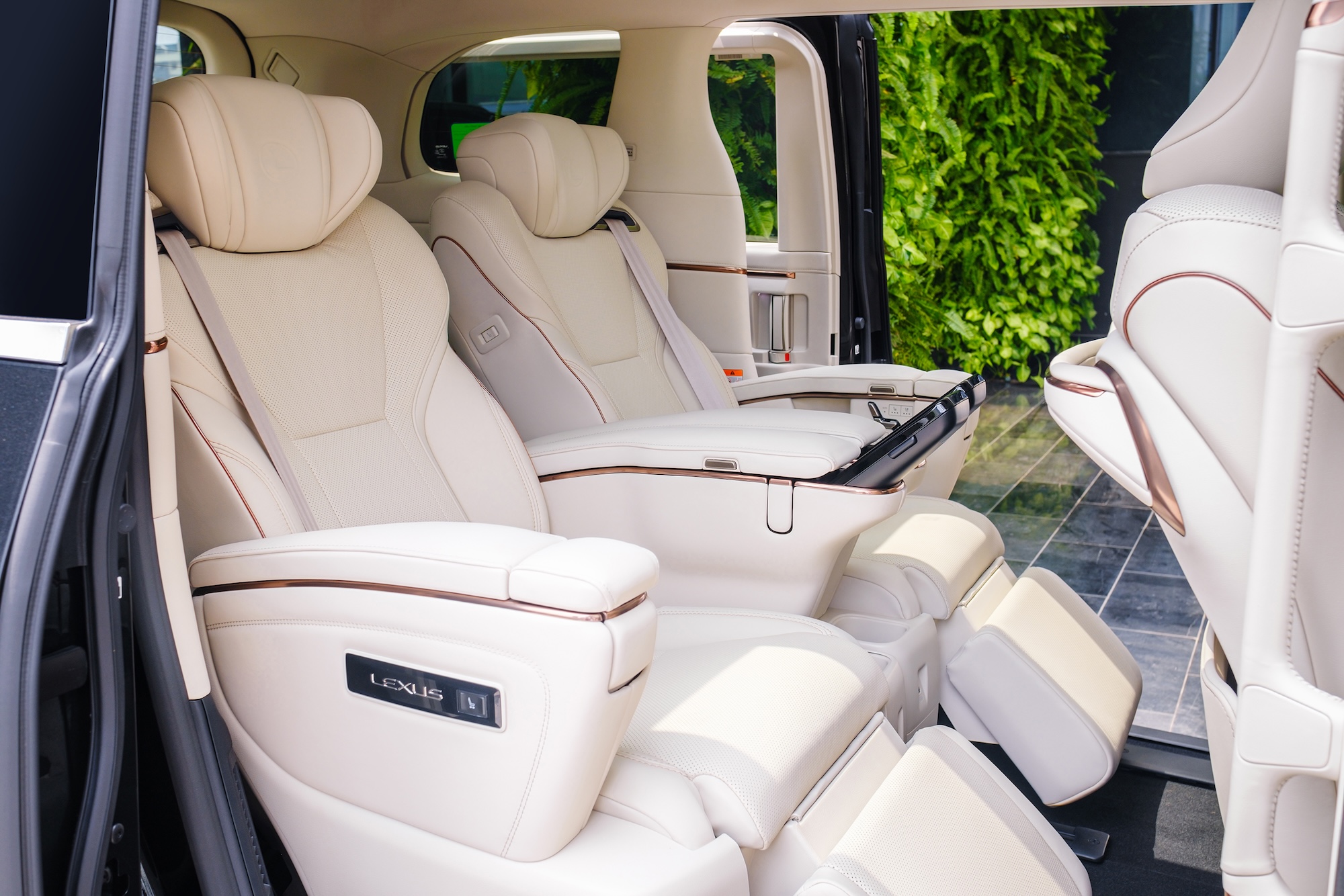 'Biệt thự di động' Lexus LM 500h giá 7,53 tỉ có gì hấp dẫn đại gia Việt? - Ảnh 7.