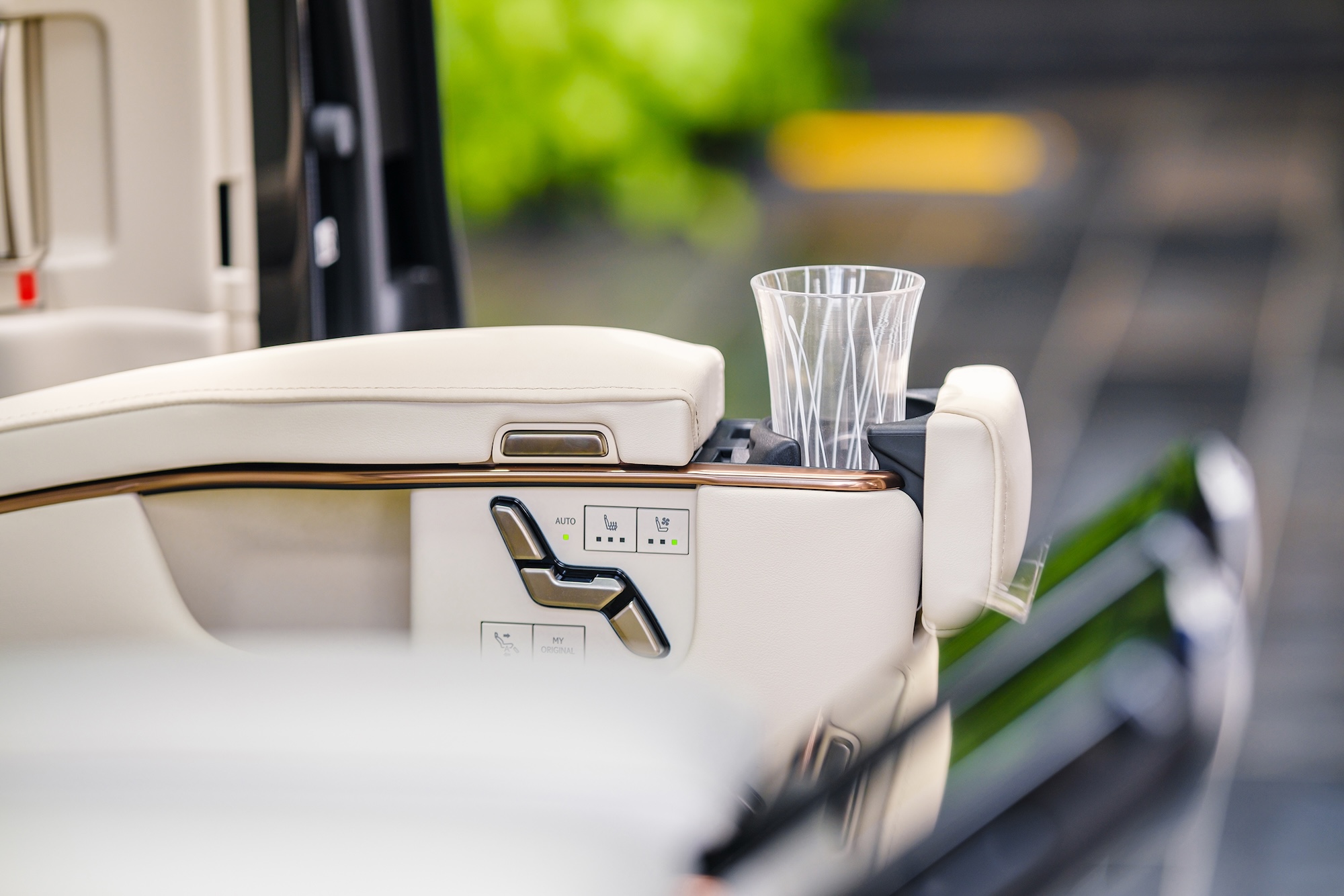 'Biệt thự di động' Lexus LM 500h giá 7,53 tỉ có gì hấp dẫn đại gia Việt? - Ảnh 8.