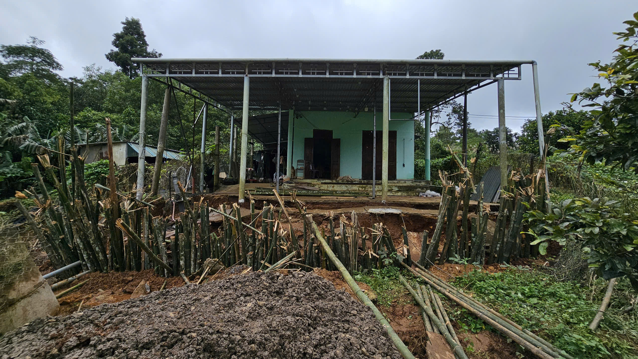 Quảng Trị: Sạt lở nguy hiểm đến nhà dân tại xã Khe Sanh - Ảnh 1.