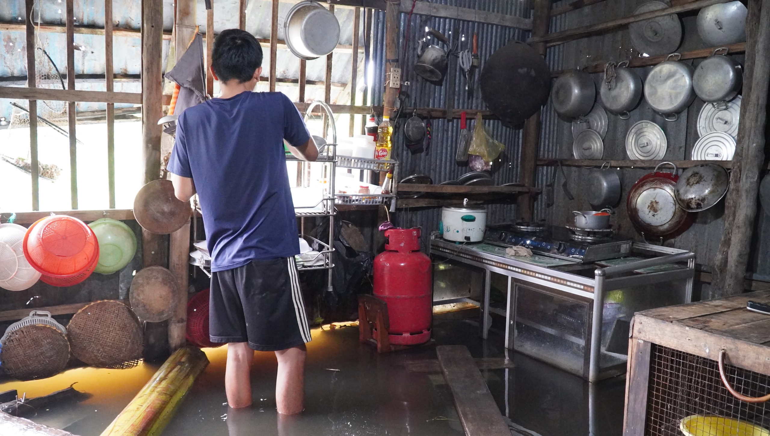 Khu tái định cư Cà Mau ngập sâu, dân dùng xuồng đi học và đi chợ - Ảnh 4.