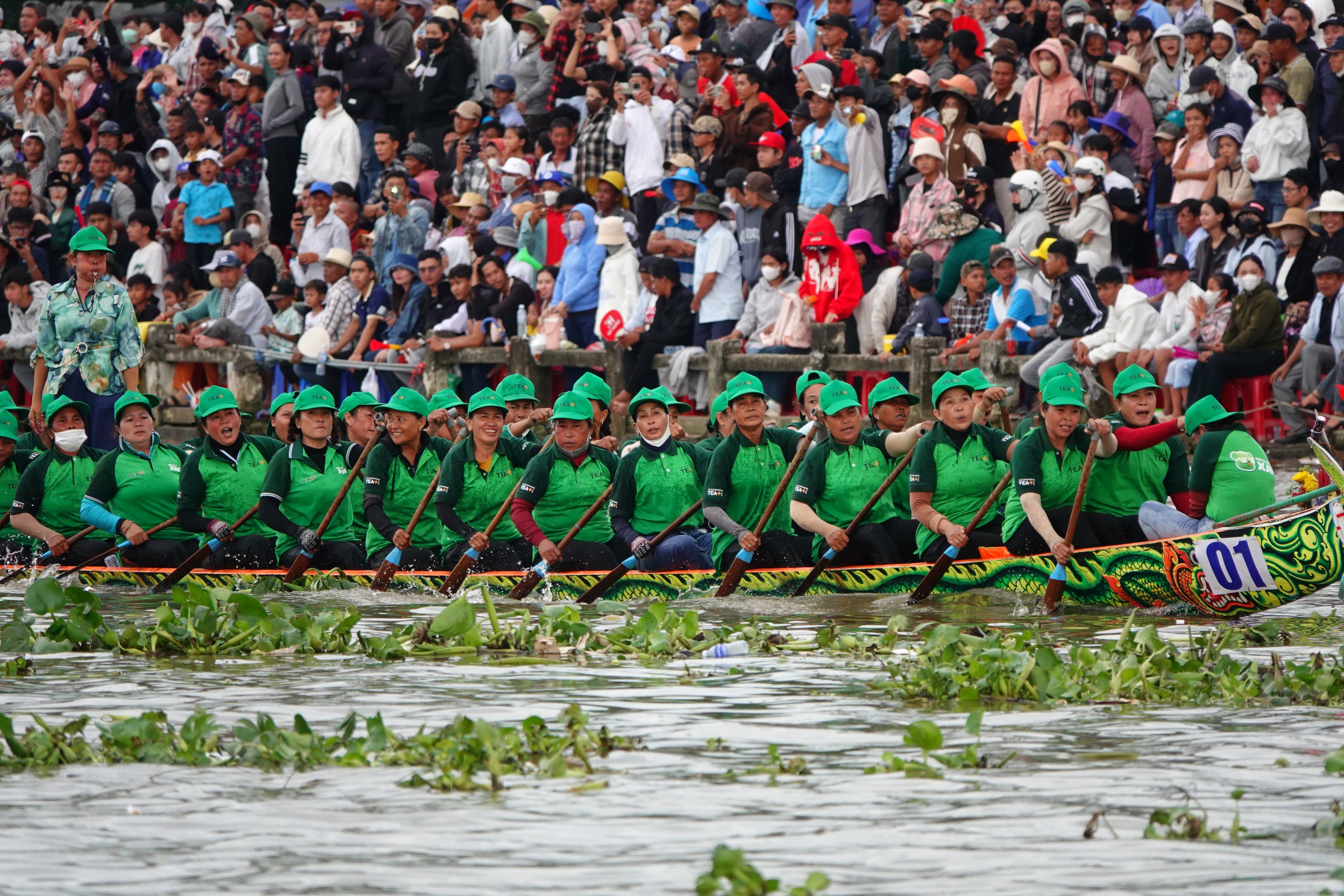 ຕຳນານປາຖະກະຖາ ຄວ້າແຊ໊ມເຕະບານຊາຍ ແລະ ຍິງ - ພາບ 1. Chùa Tum Núp đoạt hat-trick vô địch ghe ngo nam và nữ- Ảnh 1.