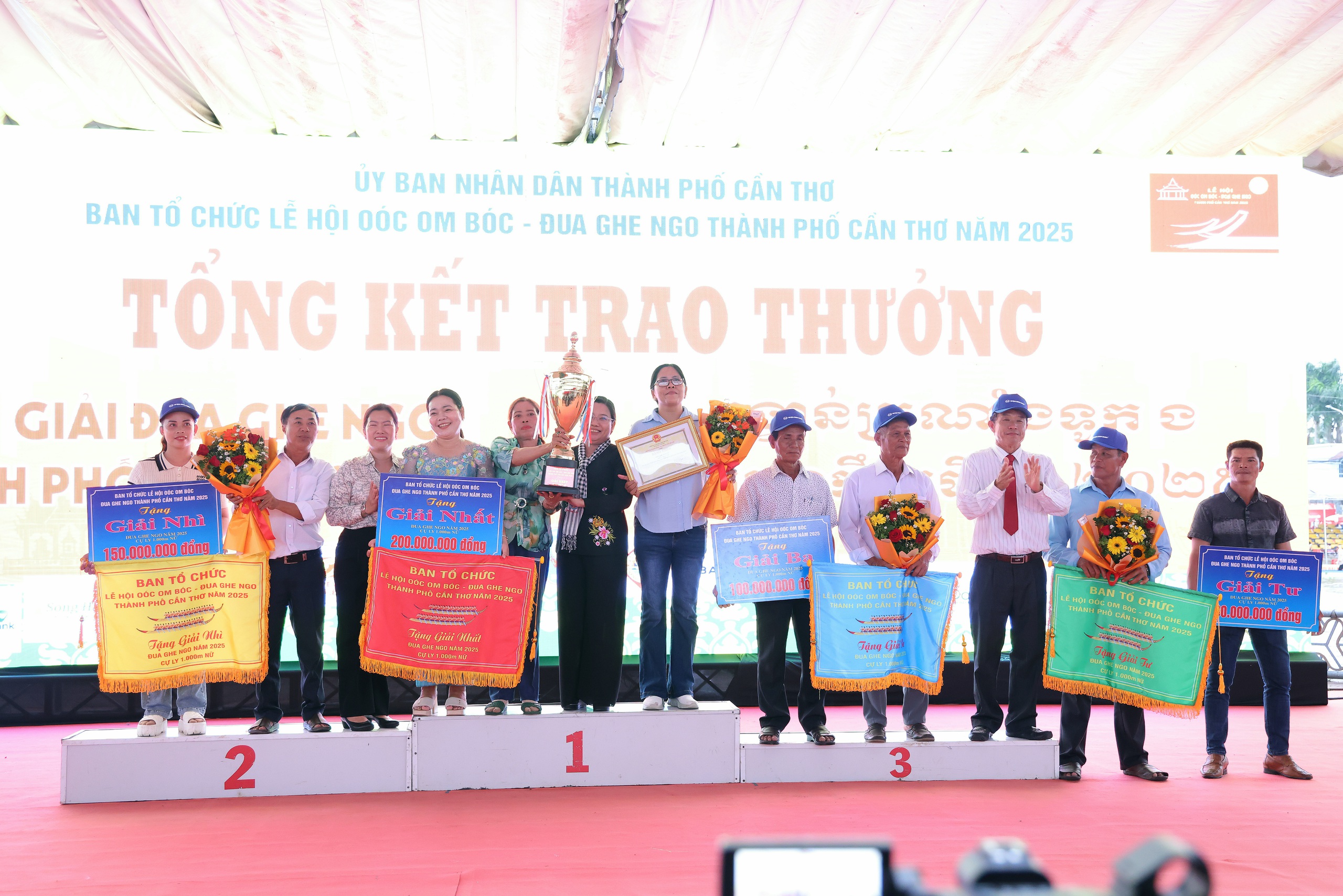 ຕຳນານປາຖະກະຖາ ຄວ້າແຊ໊ມເຕະບານຊາຍ ແລະ ຍິງ - ພາບ 8. Chùa Tum Núp đoạt hat-trick vô địch ghe ngo nam và nữ- Ảnh 8.