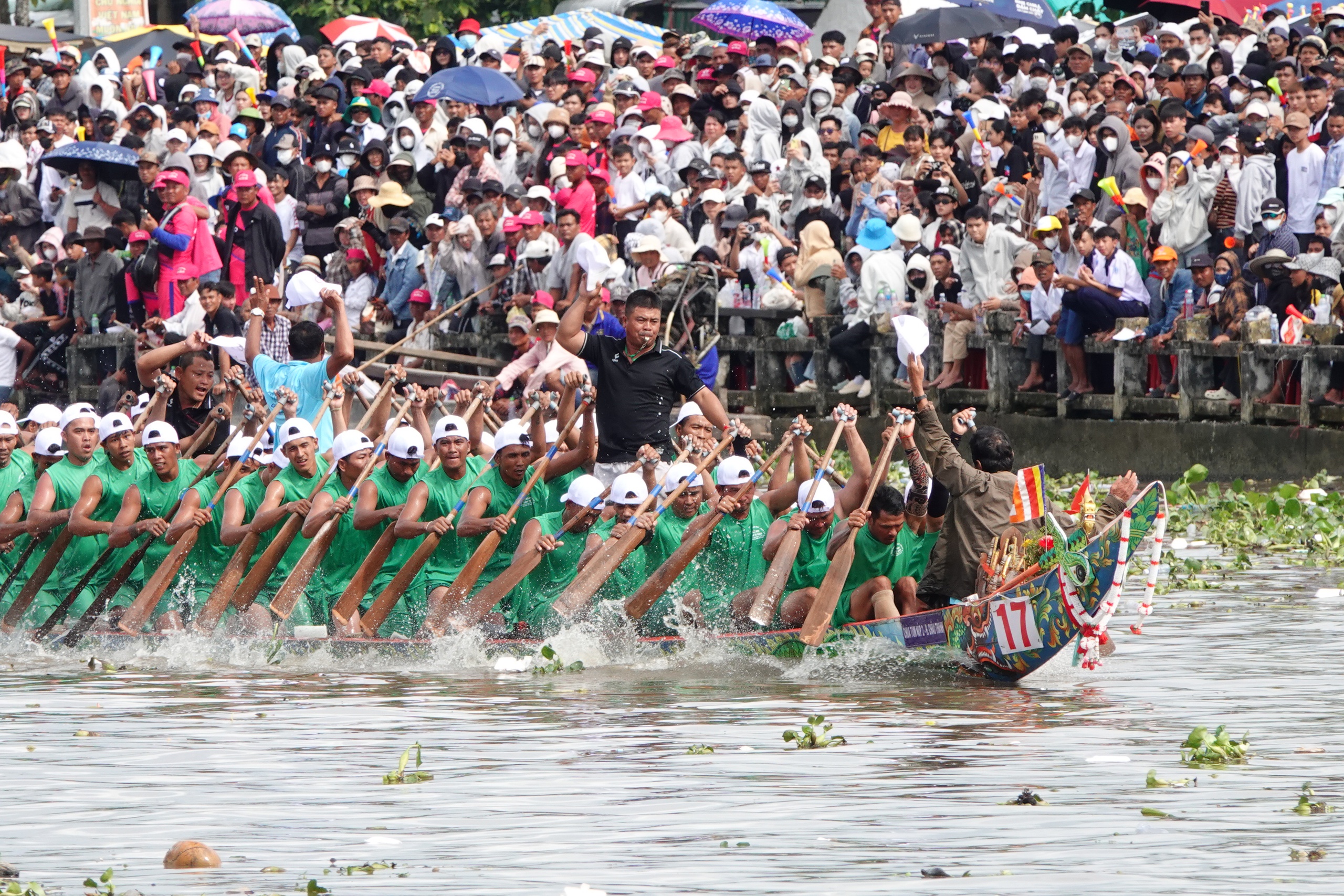 ຕຳໜຸກ ຄວ້າແຊ໊ມເຕະບານຊາຍ ແລະ ຍິງ - ພາບ 2. Chùa Tum Núp đoạt hat-trick vô địch ghe ngo nam và nữ- Ảnh 2.