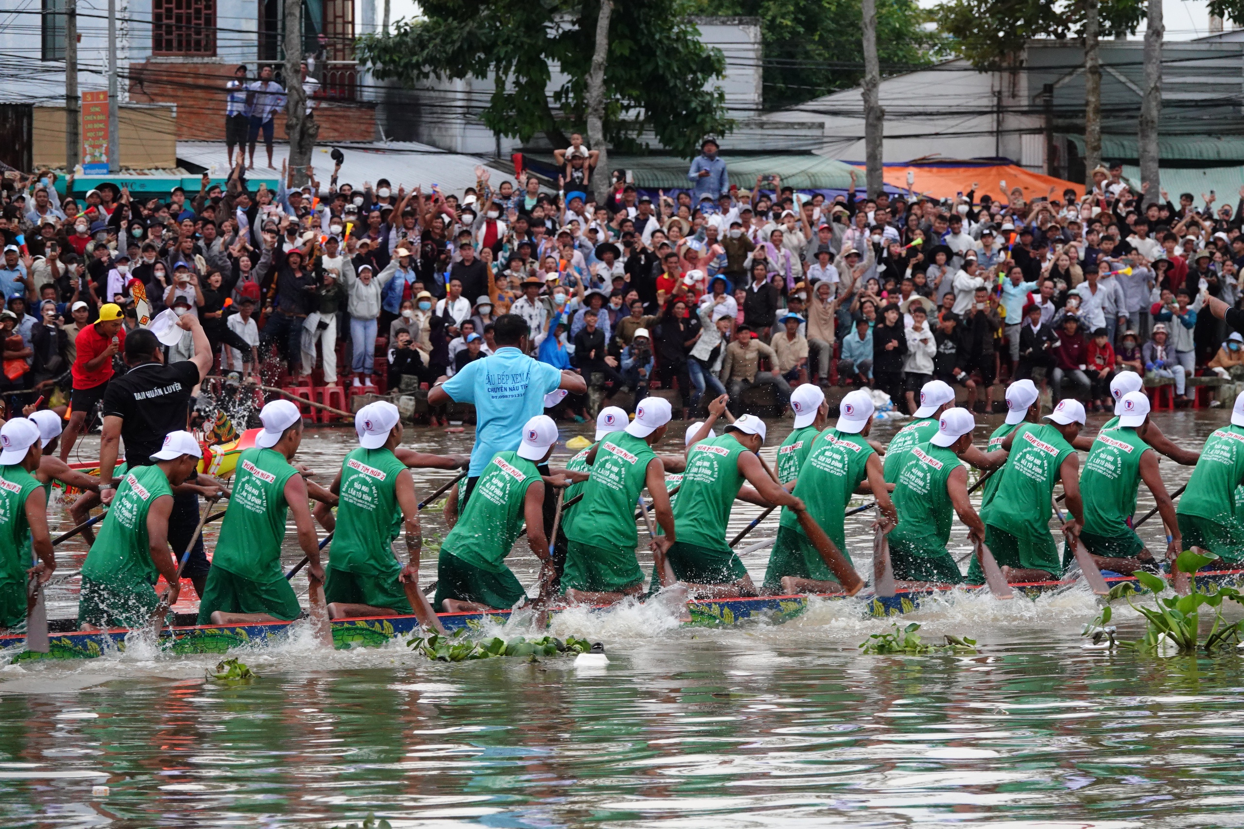 ຕຳນານປາຖະກະຖາ ຄວ້າແຊ໊ມເຕະບານຊາຍ ແລະ ຍິງ - ພາບ 5. Chùa Tum Núp đoạt hat-trick vô địch ghe ngo nam và nữ- Ảnh 5.