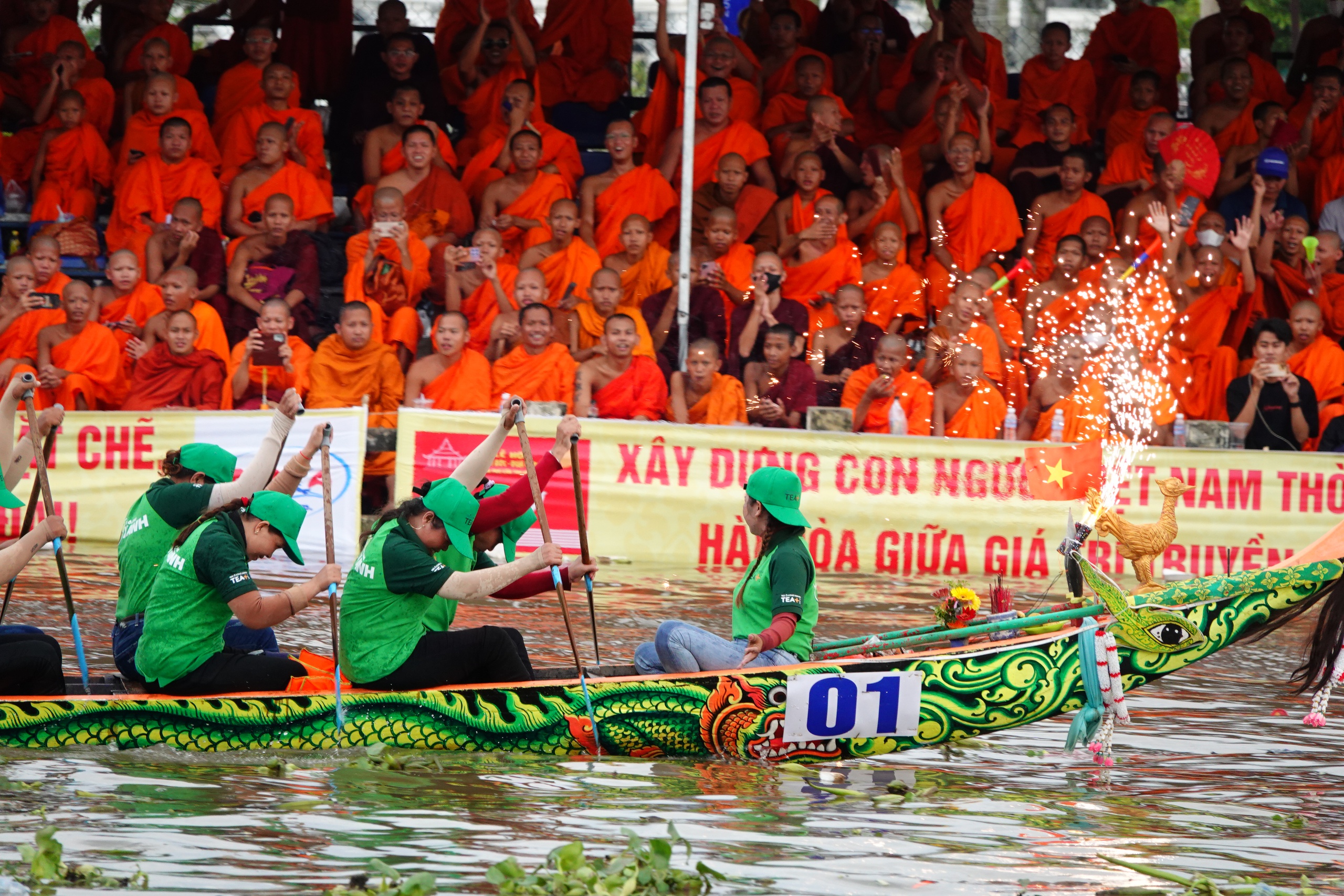 ຕຳໜິ ຕິຕຽນ ຄວ້າແຊ໊ມເຕະບານຊາຍ ແລະ ຍິງ-ຊາຍ - ພາບ 4. Chùa Tum Núp đoạt hat-trick vô địch ghe ngo nam và nữ- Ảnh 4.