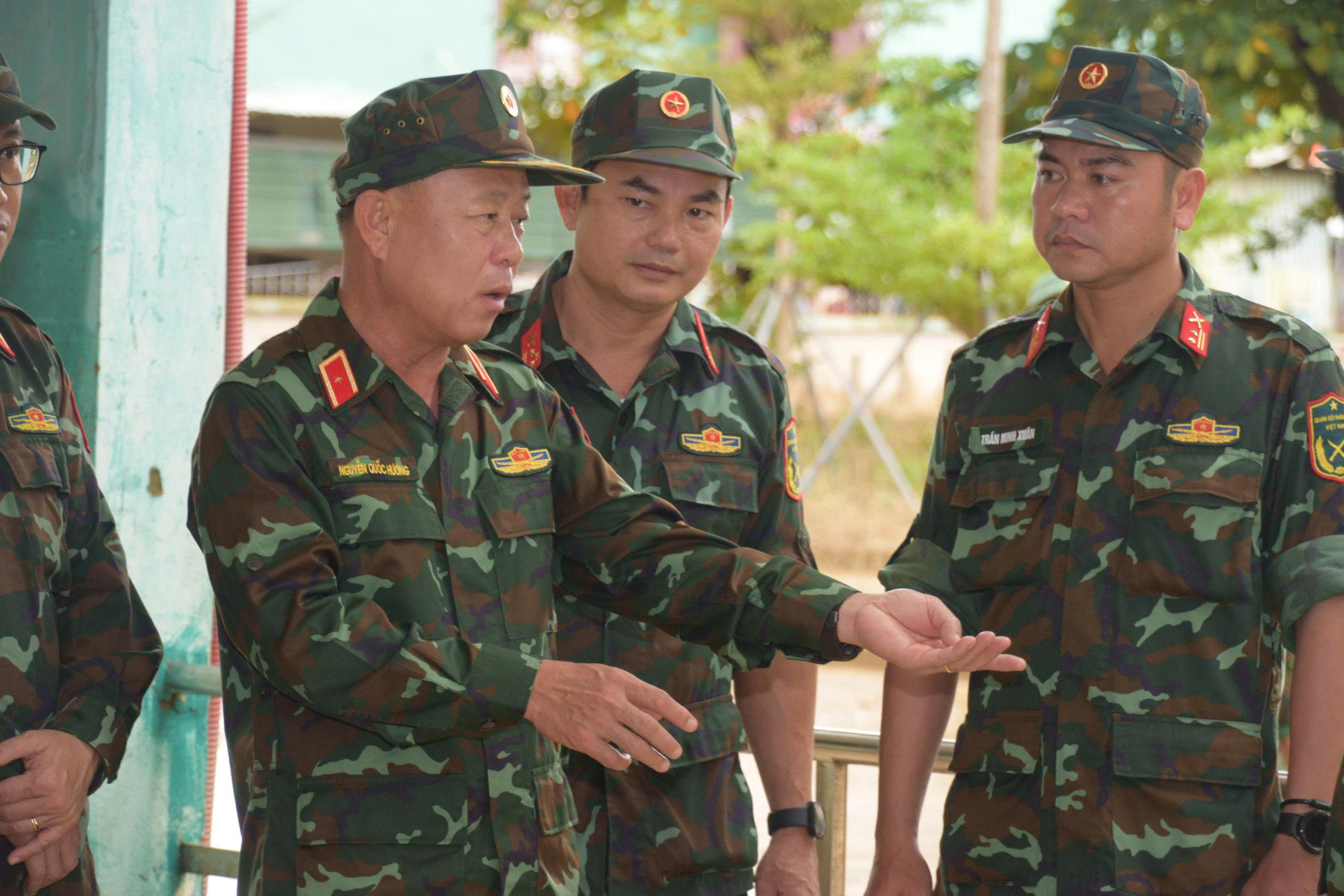 Nơi tuyến đầu chống bão Kalmaegi: 'Lũ chưa rút, bão chưa đến, bộ đội chưa về' - Ảnh 5.