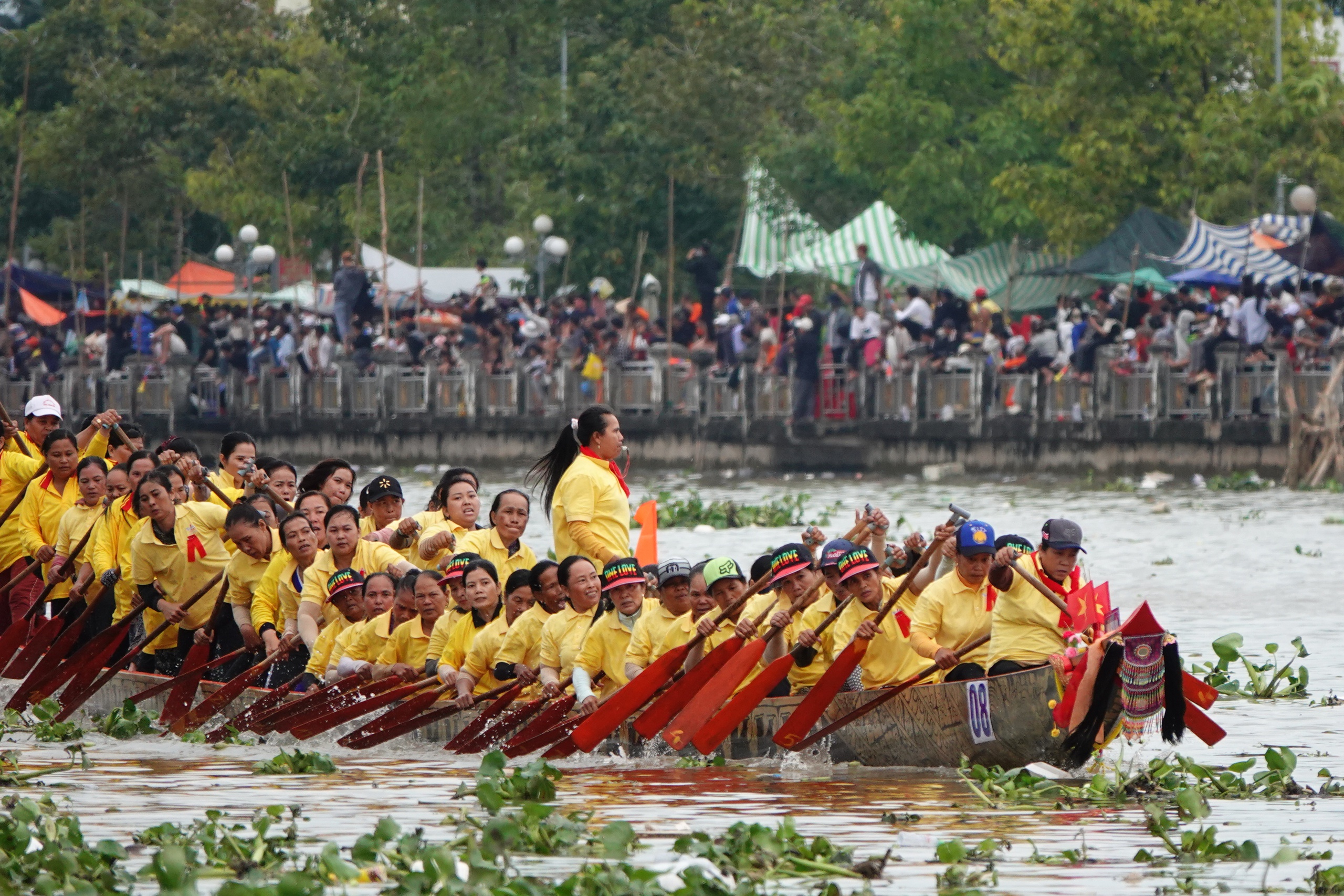 ຕຳນານປາຖະກະຖາ ຄວ້າແຊ໊ມເຕະບານຊາຍ ແລະ ຍິງ-ຊາຍ - ພາບ 7. Chùa Tum Núp đoạt hat-trick vô địch ghe ngo nam và nữ- Ảnh 7.