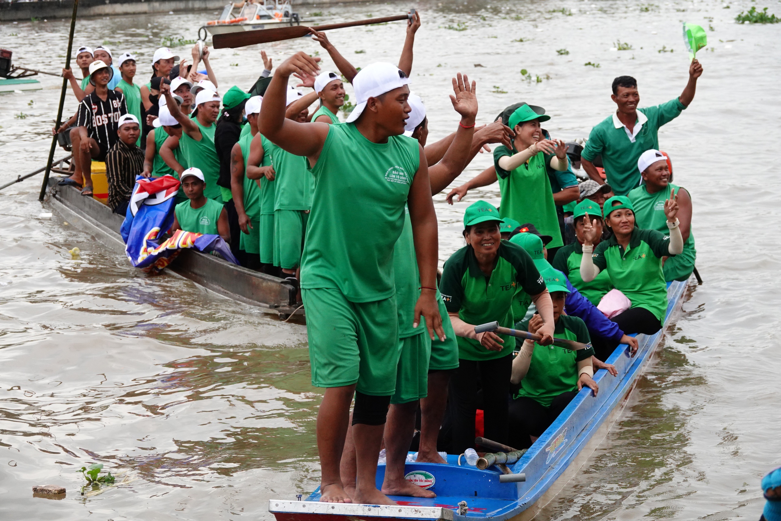 ຕຸມນຸບ ເທບທິດາ ຄວ້າແຊ໊ມເຕະບານຊາຍ ແລະ ຍິງ - ພາບ 6. Chùa Tum Núp đoạt hat-trick vô địch ghe ngo nam và nữ- Ảnh 6.