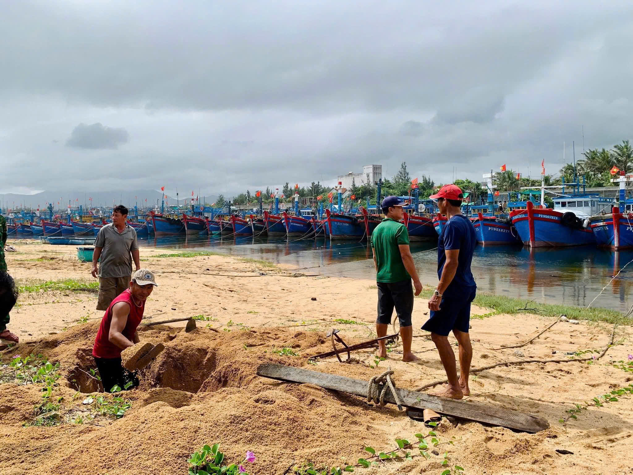 Sở Y tế Đắk Lắk kích hoạt 'báo động đỏ' ứng phó bão số 13 Kalmaegi - Ảnh 2.