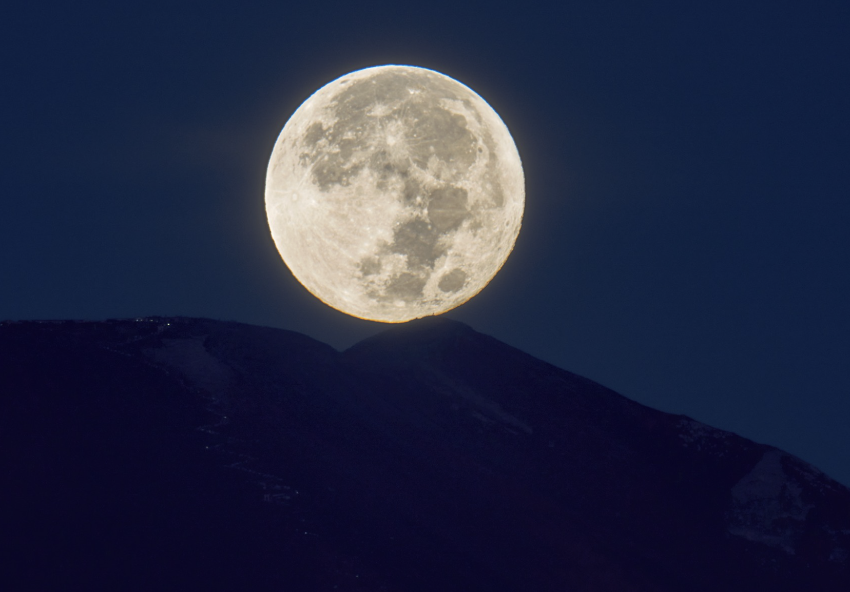 Tối nay, si&ecirc;u trăng lớn v&agrave; s&aacute;ng nhất 2025 xuất hiện tr&ecirc;n bầu trời Việt Nam - Ảnh 3.