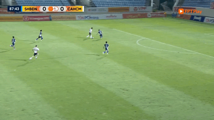 O Ho Chi Minh City Police Club empatou e venceu por pouco o time de Da Nang: Um lance perigoso vale mais que ouro - Foto 2. CLB Công an TP.HCM chơi bế tắc, thắng nhọc nhằn đội Đà Nẵng: Cú sút hiểm quý hơn vàng - Ảnh 1.