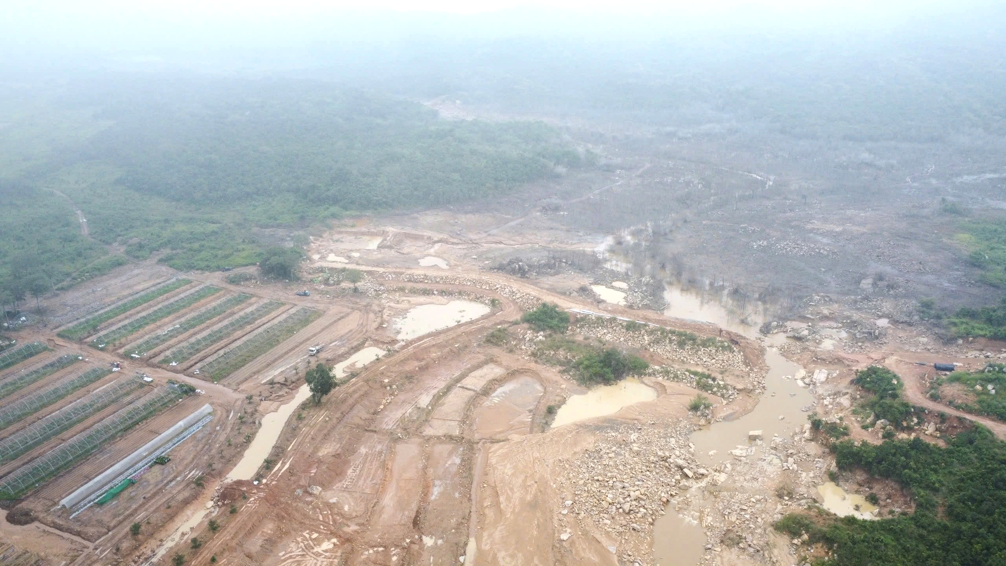 Vỡ hồ chứa nước trên núi Tân Lai: Lâm Đồng xử lý dứt điểm công trình trái phép - Ảnh 1. Vỡ hồ chứa nước trên núi Tân Lai: Lâm Đồng xử lý dứt điểm công trình trái phép - Ảnh 1.