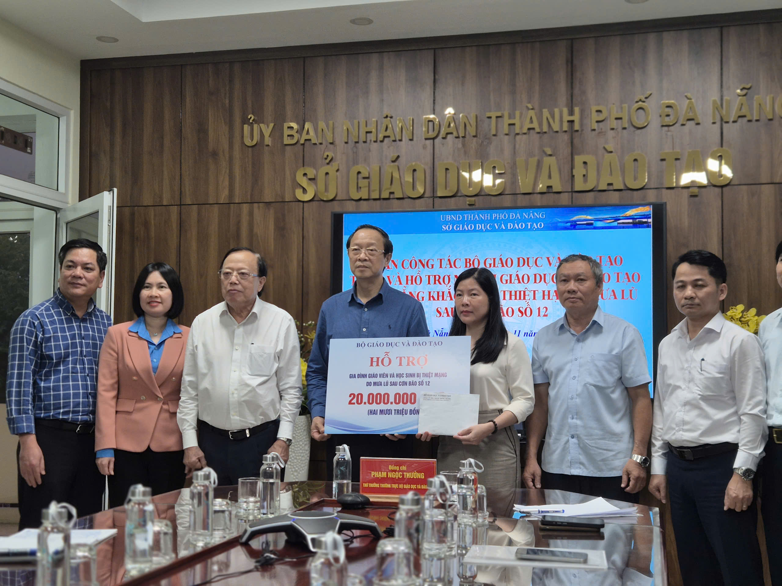 Bộ GD-ĐT hỗ trợ Đà Nẵng khắc phục thiệt hại sau mưa lũ- Ảnh 1. Bộ GD-ĐT hỗ trợ Đà Nẵng khắc phục thiệt hại sau mưa lũ- Ảnh 1.