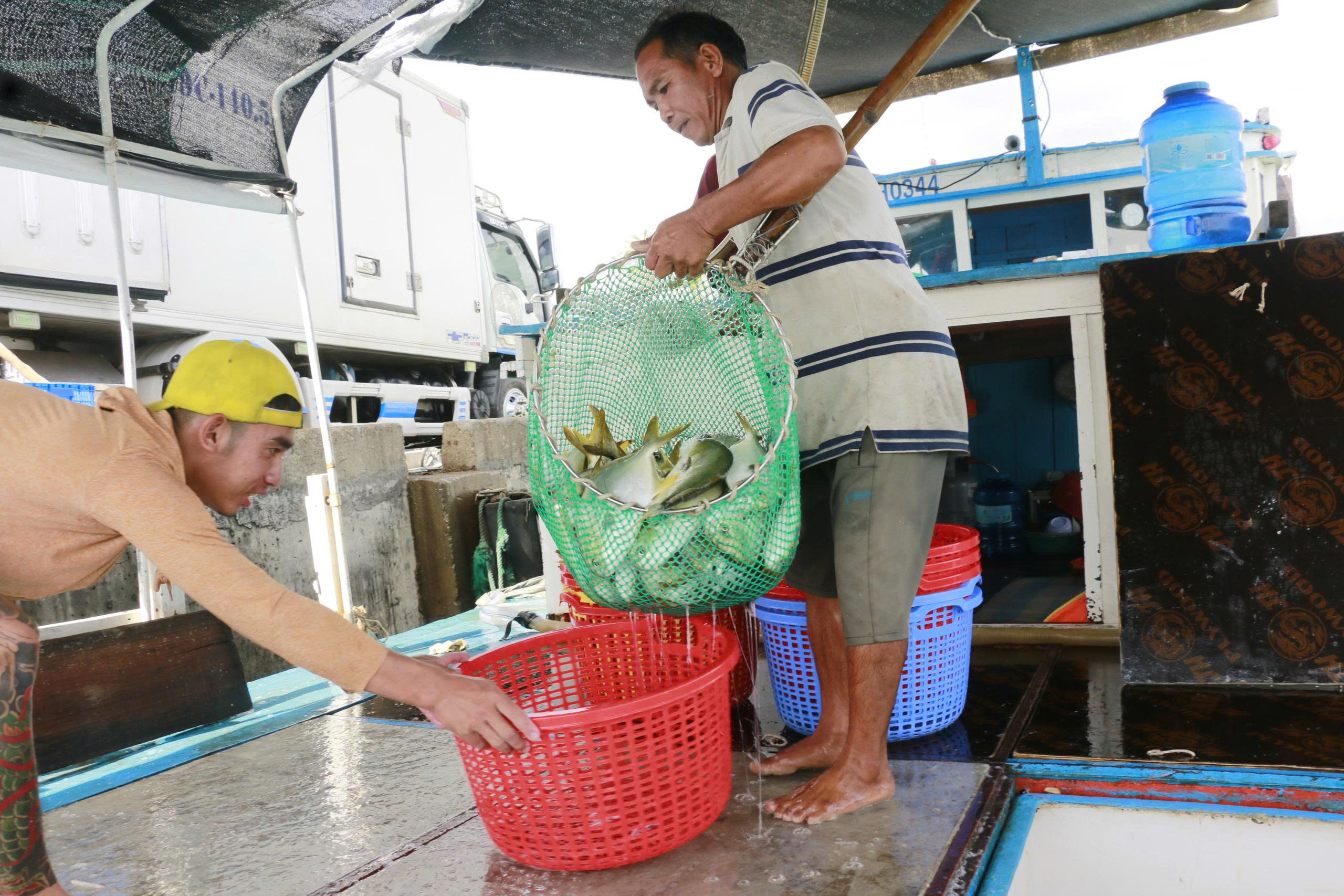 Ngư dân Khánh Hòa chạy đua phòng chống bão số 13 Kalmaegi - Ảnh 3.